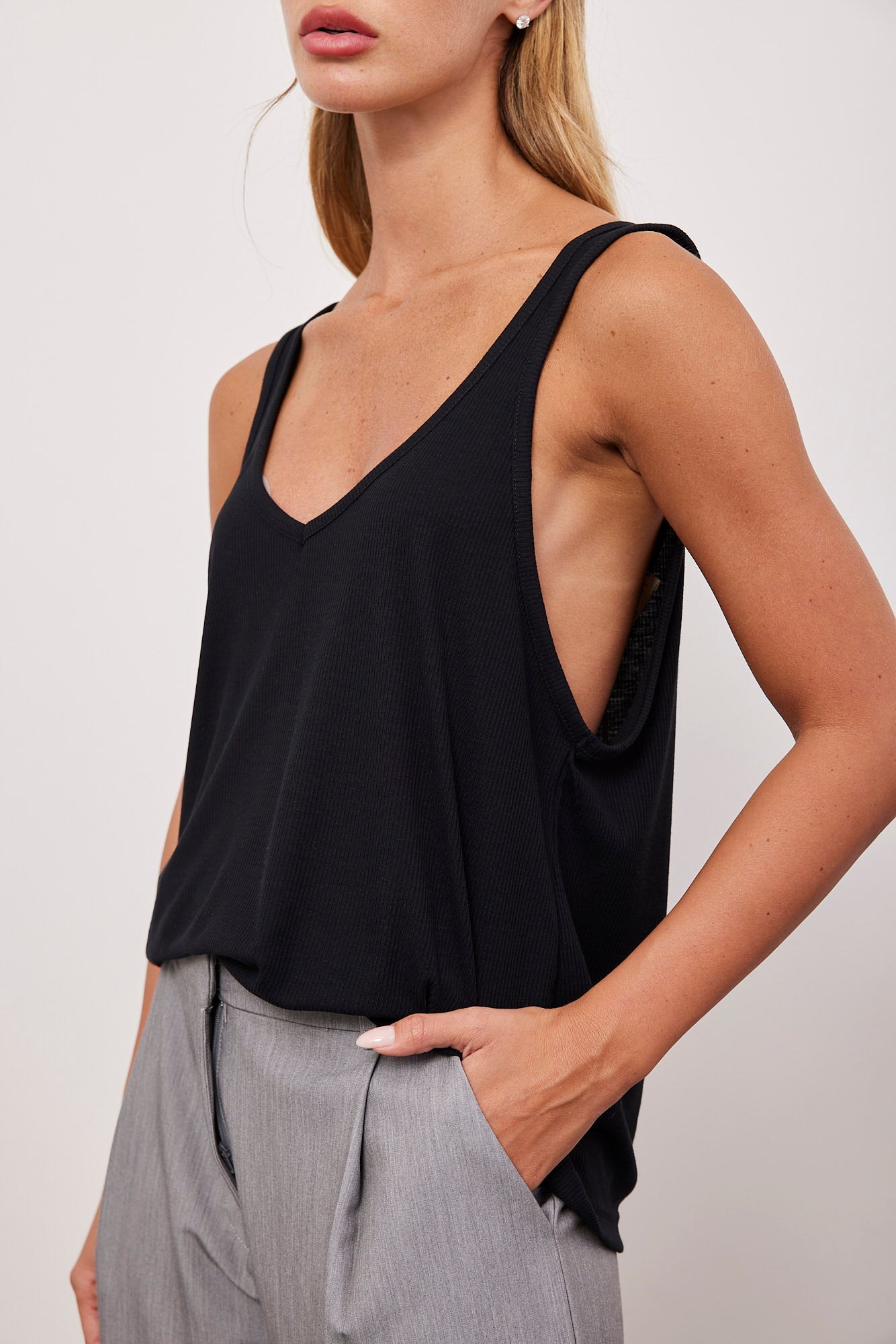 גופיית וי משוחררת מבד רך - ITAY BRANDS