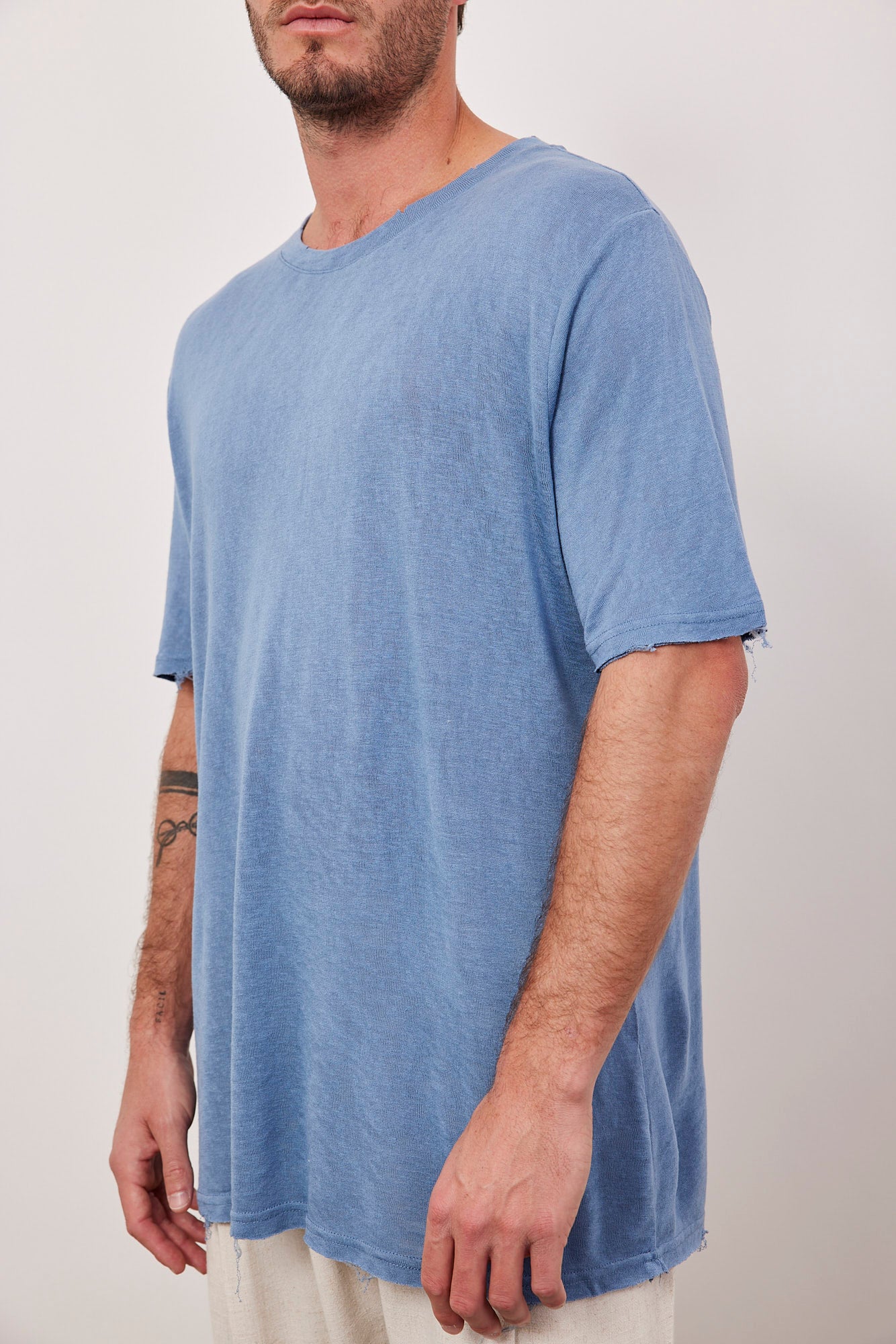 טי-שרט קרעים במראה פשתן