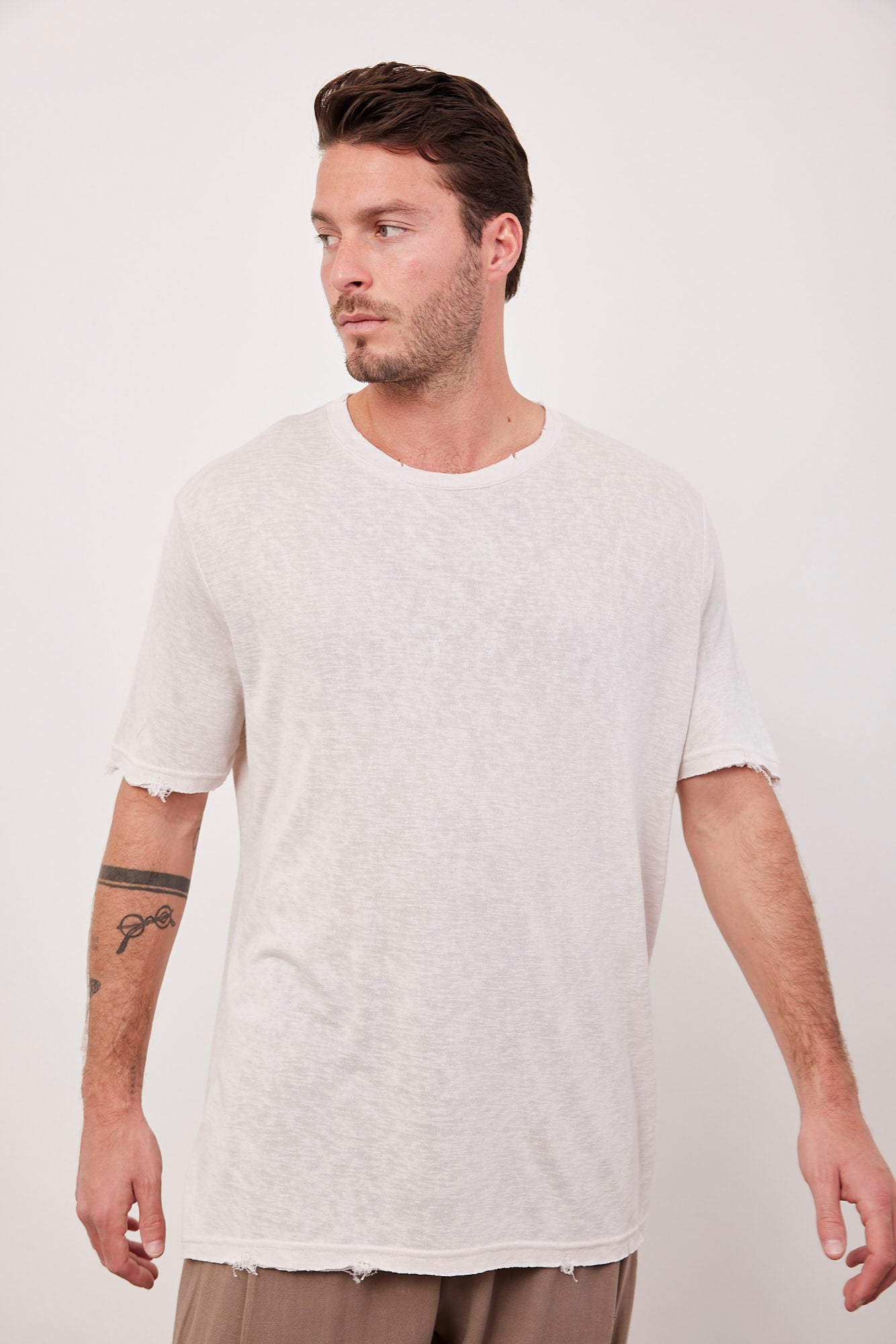 טי-שרט קרעים במראה פשתן