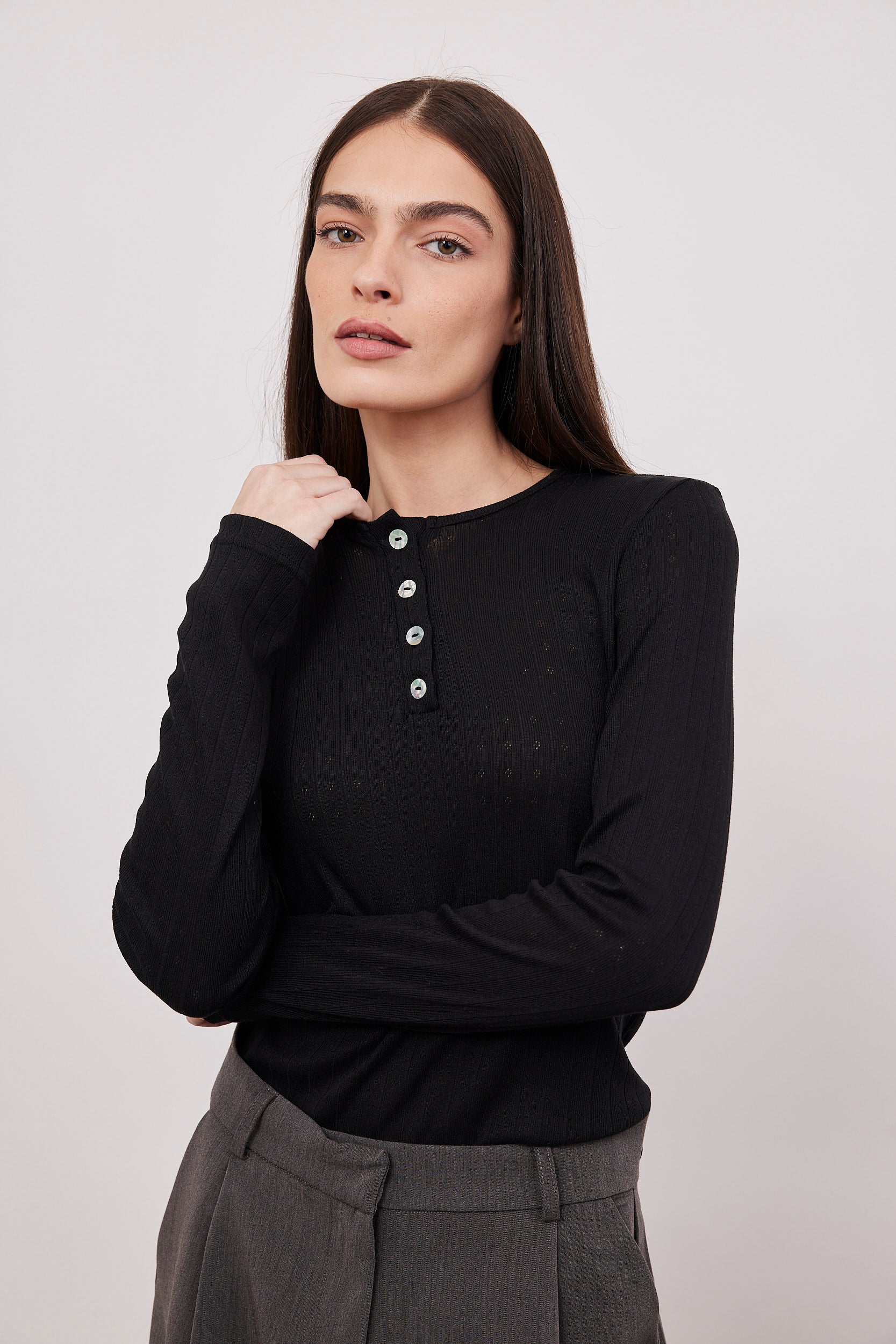 חולצת פוינטל בשילוב כפתורים