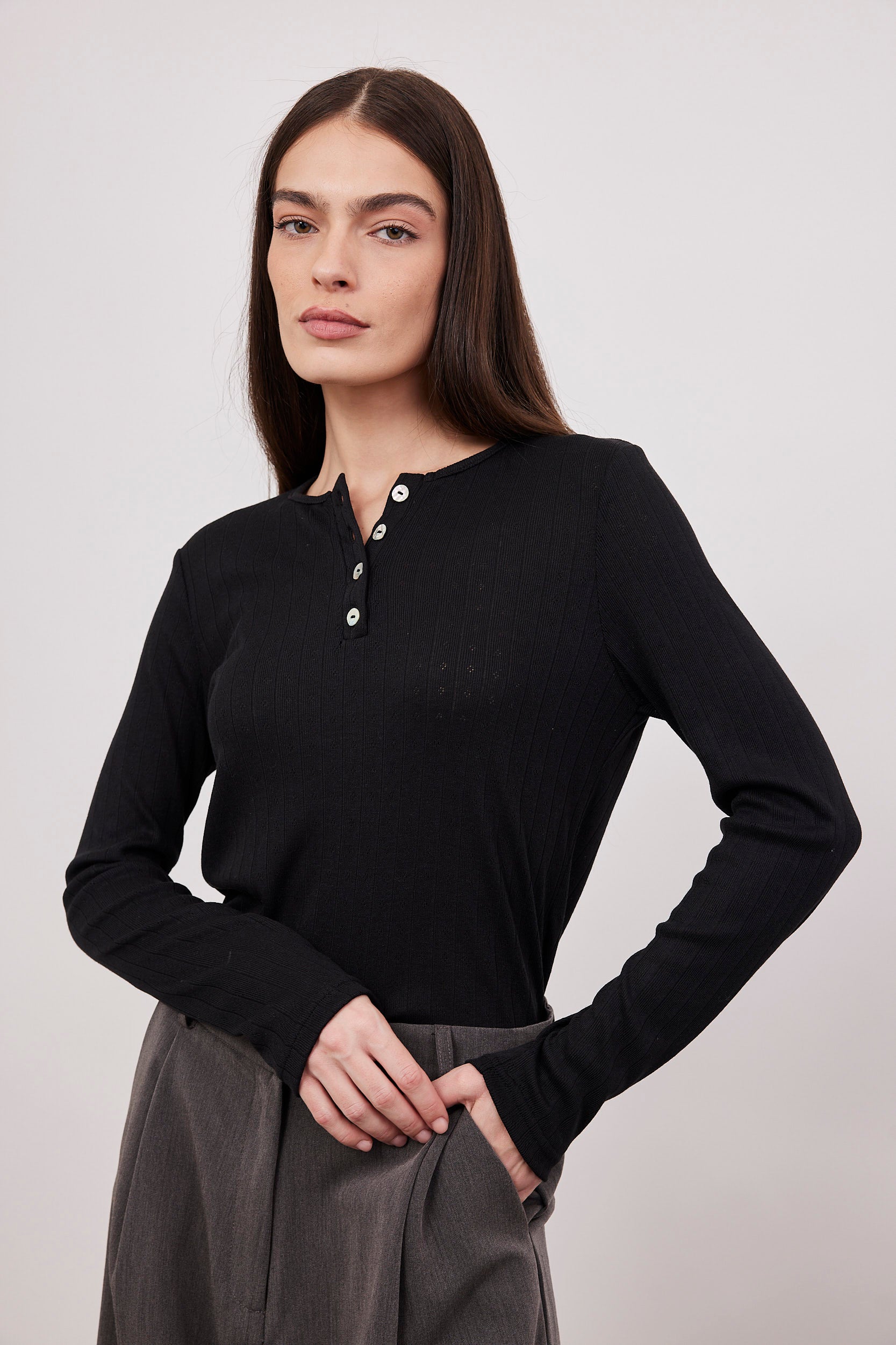 חולצת פוינטל בשילוב כפתורים