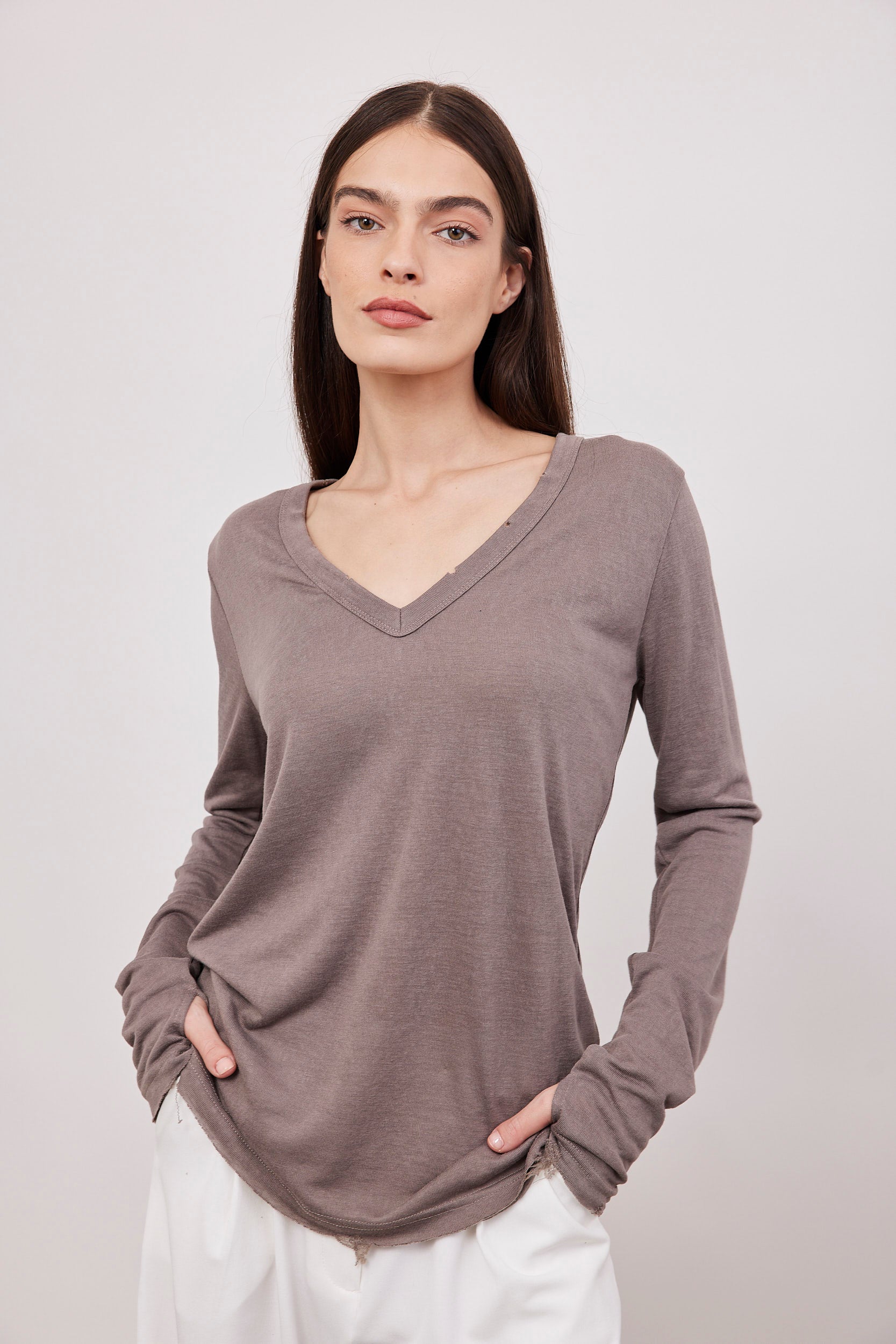 חולצת וי ארוכה בסיומת פרומה עם שרוול כפפה