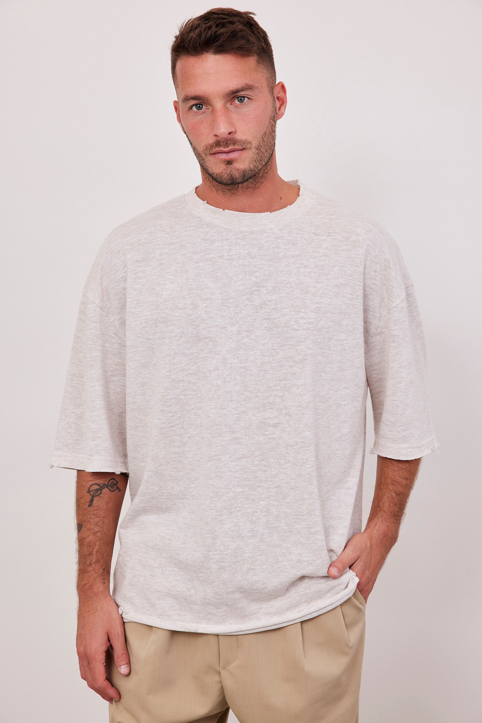 טישרט בגזרה רחבה עם קרעים