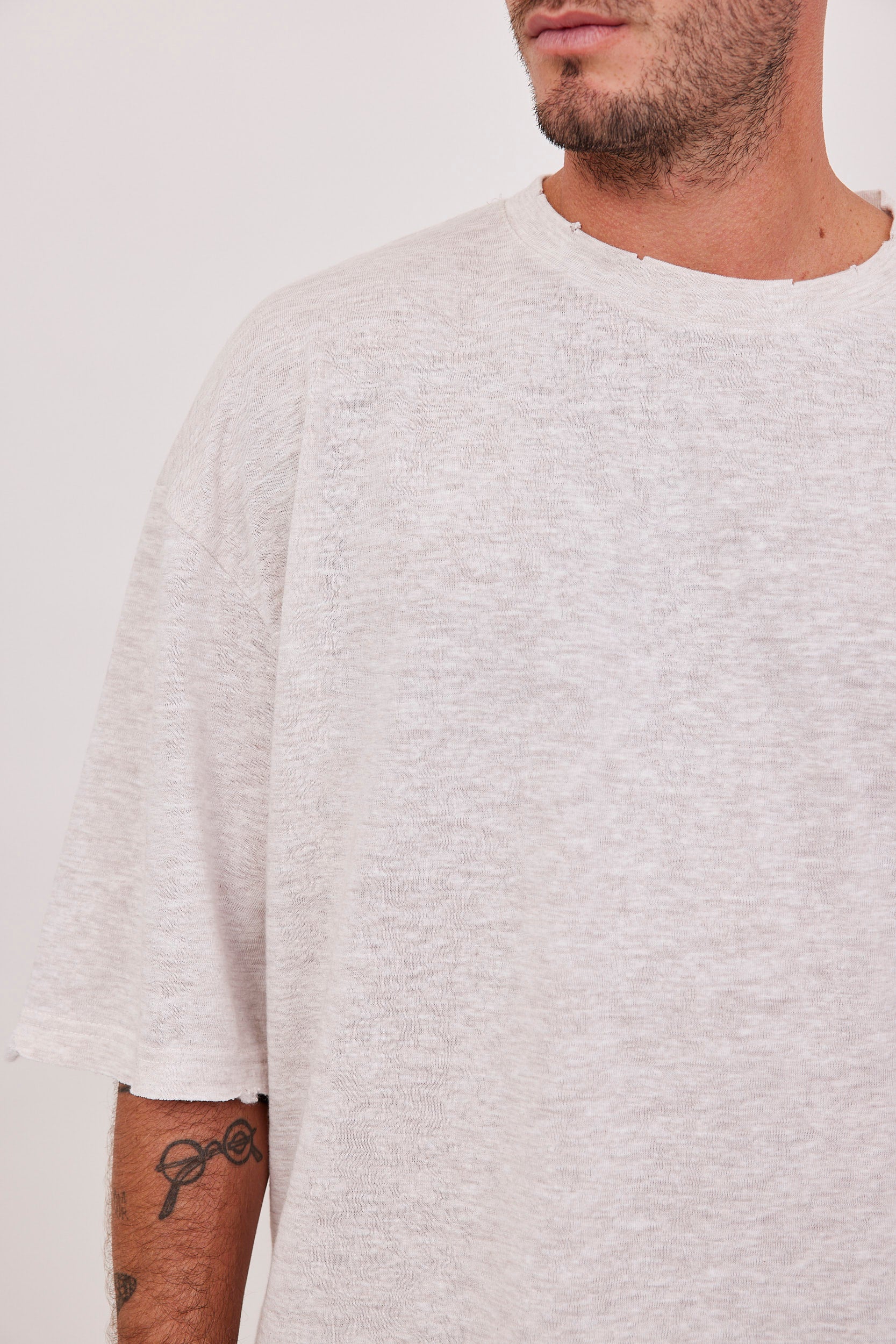 טישרט בגזרה רחבה עם קרעים