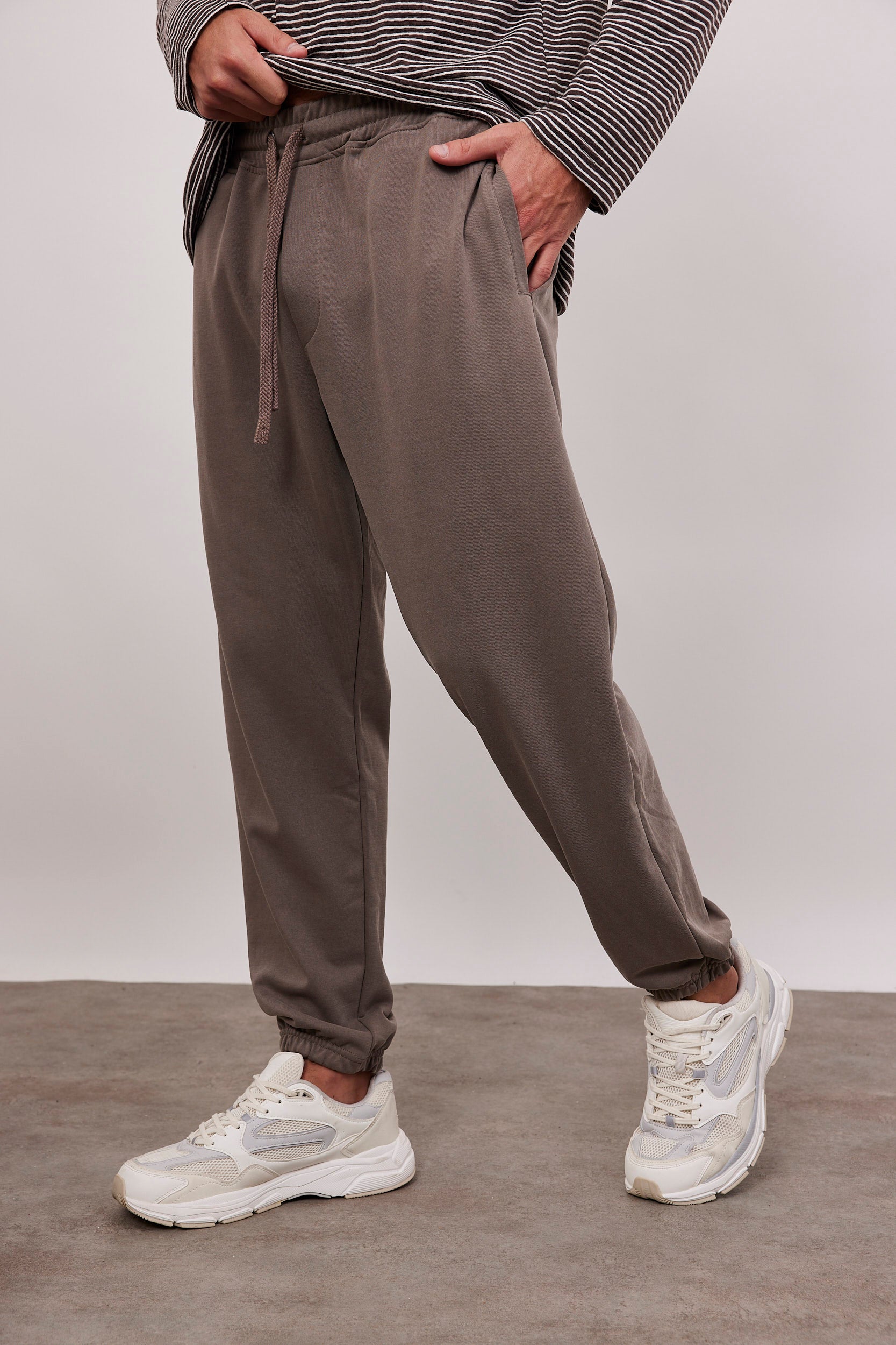 מכנסי טרנינג בסיומת גומי