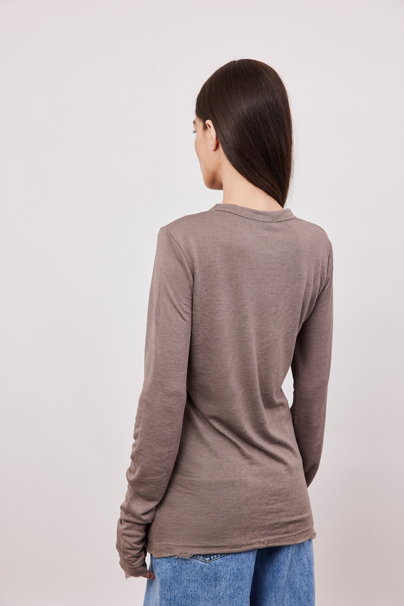 חולצה ארוכה בסיומת פרומה עם שרוול כפפה