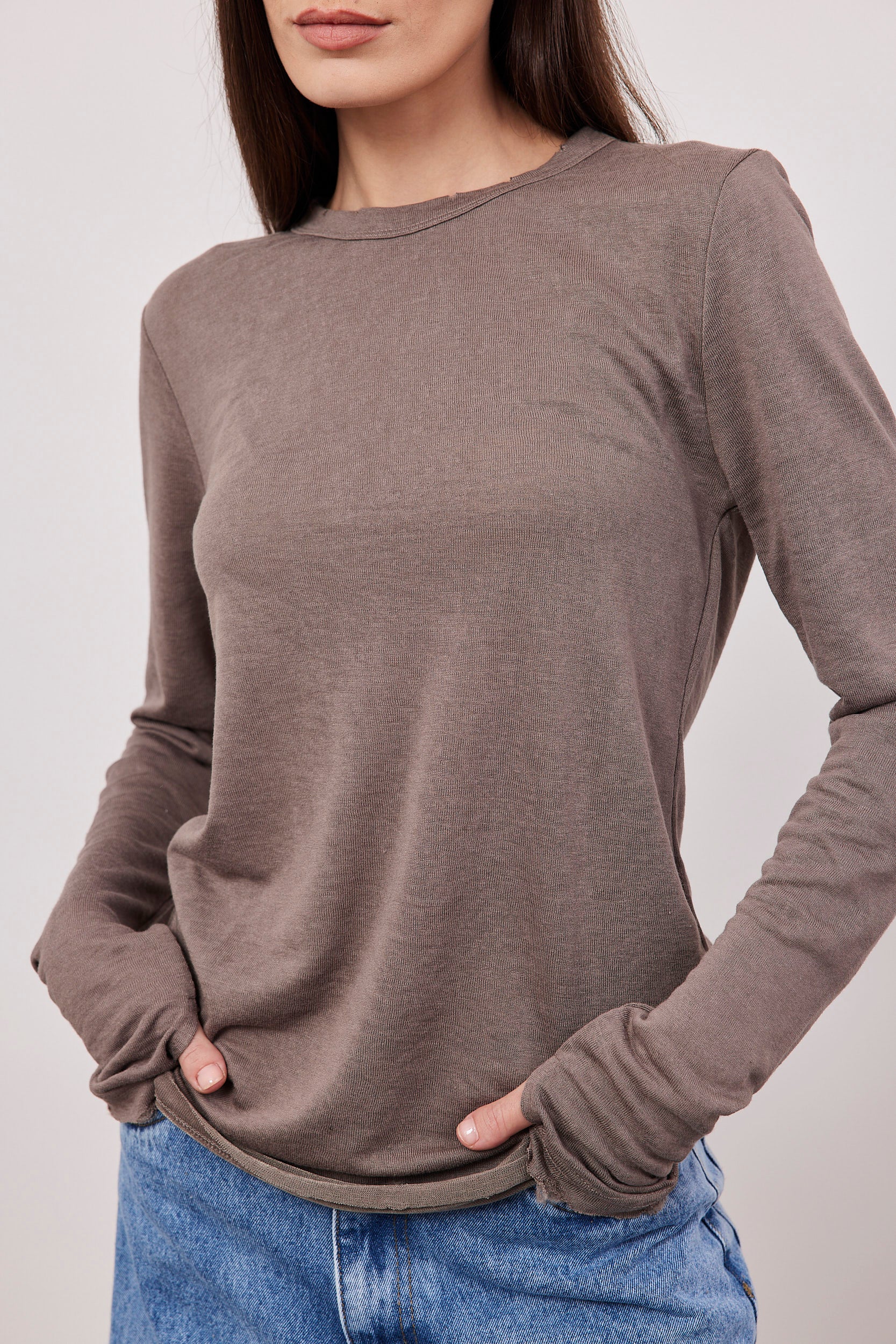 חולצה ארוכה בסיומת פרומה עם שרוול כפפה