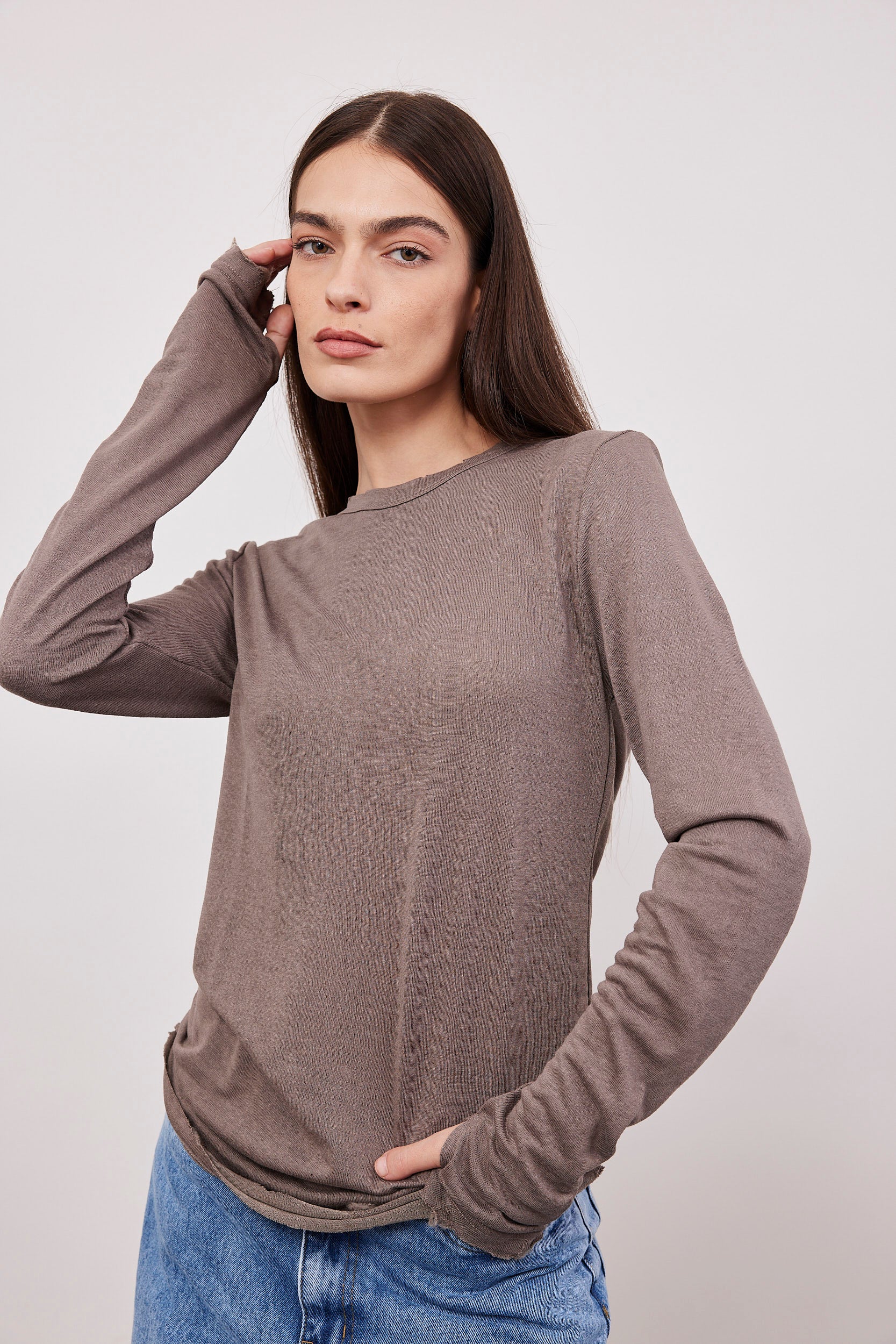 חולצה ארוכה בסיומת פרומה עם שרוול כפפה