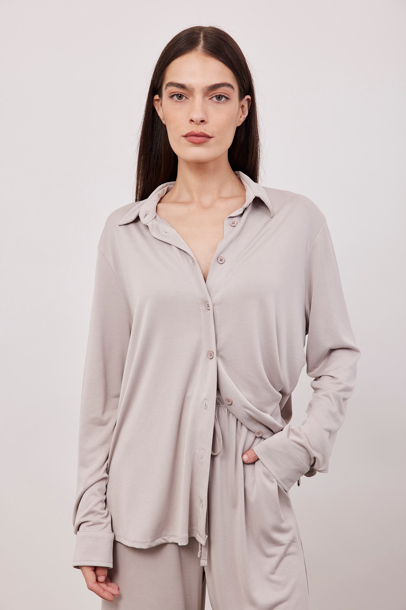 חולצה מכופתרת בד מודל