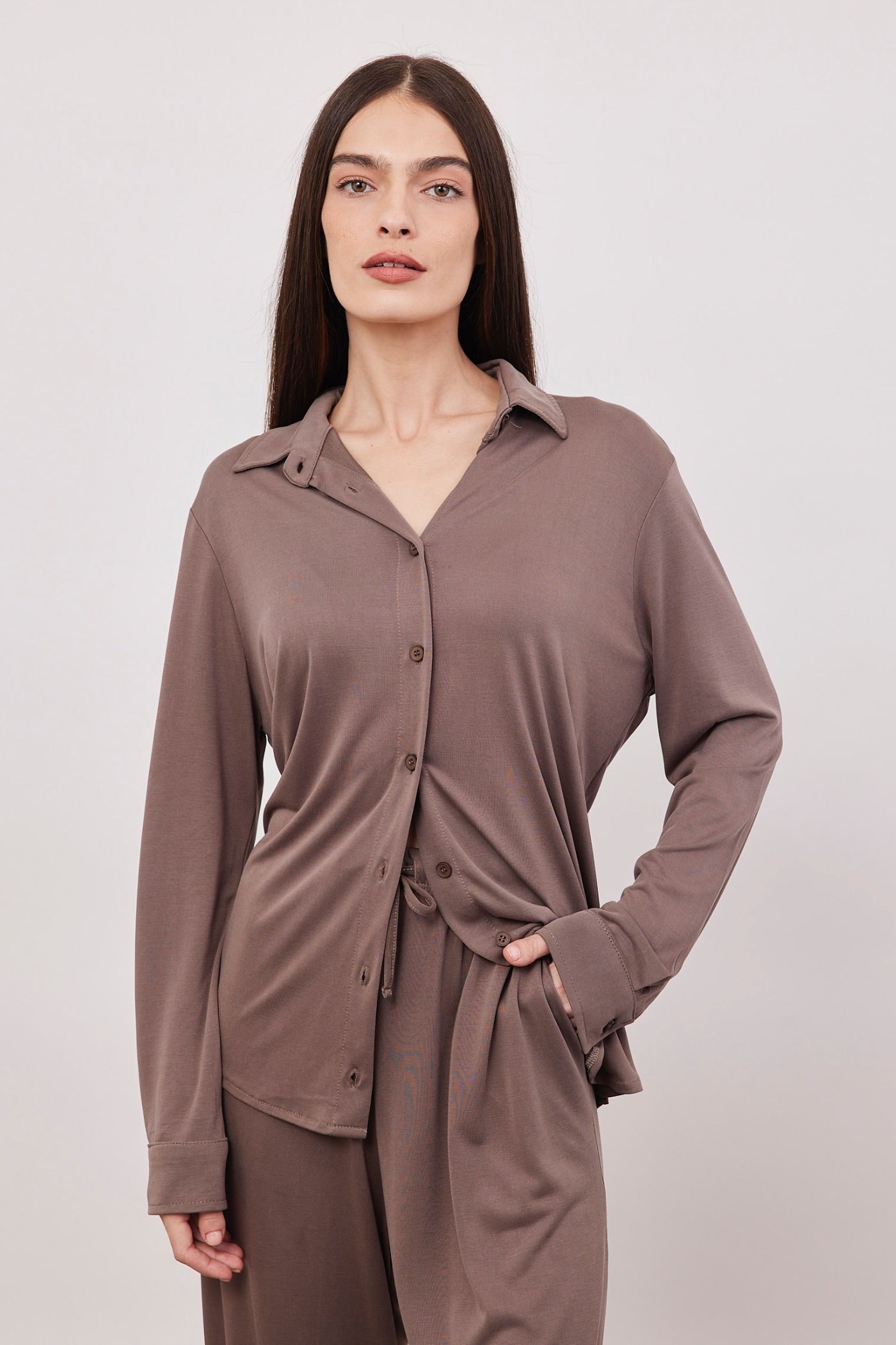 חולצה מכופתרת בד מודל