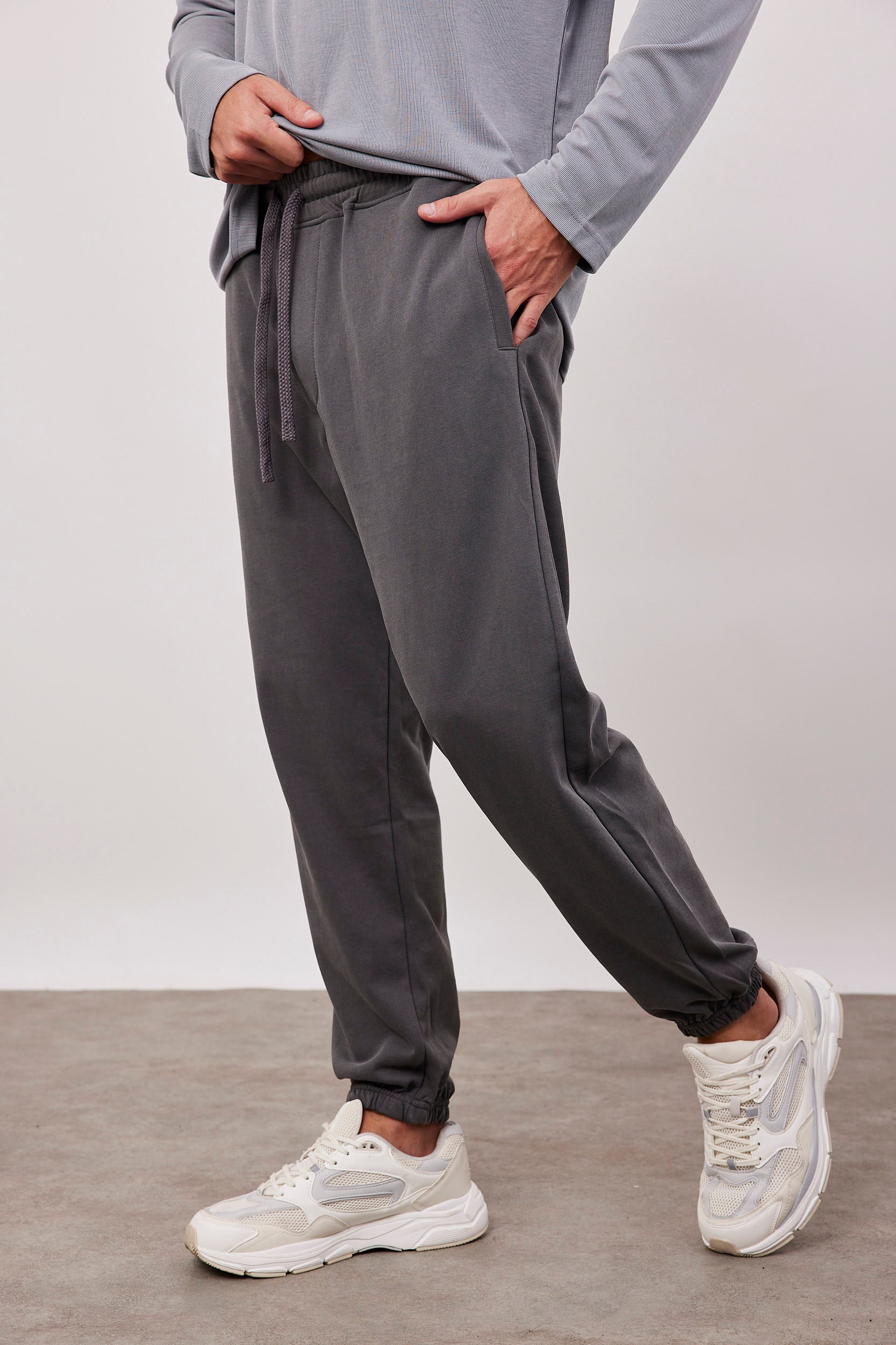 מכנסי טרנינג בסיומת גומי