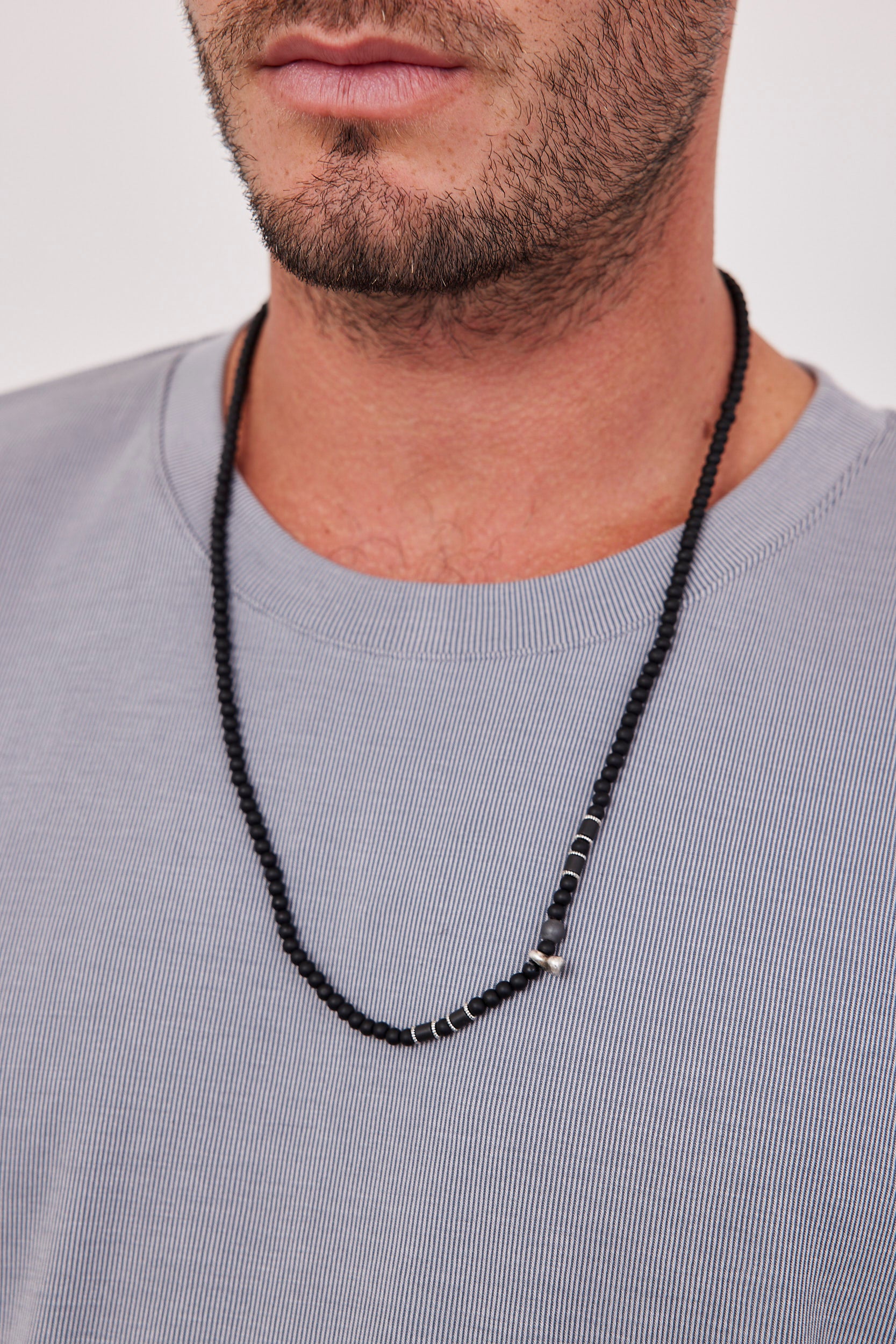 שרשרת שחור מט עם תליון דמוי שן