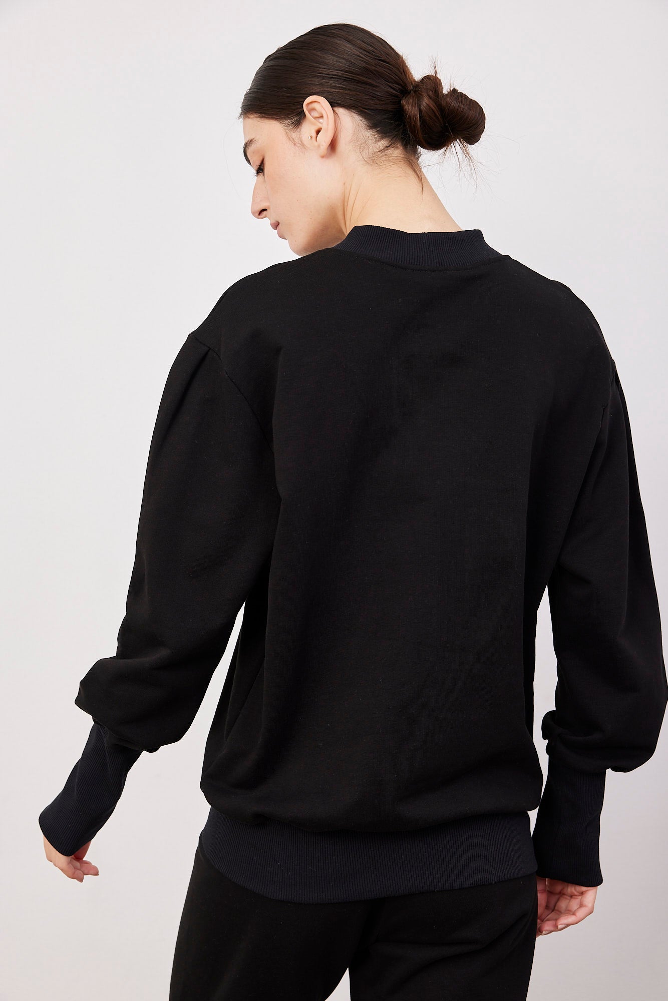 סווטשרט עם שרוולים נפוחים בסיומת ריב - ITAY BRANDS