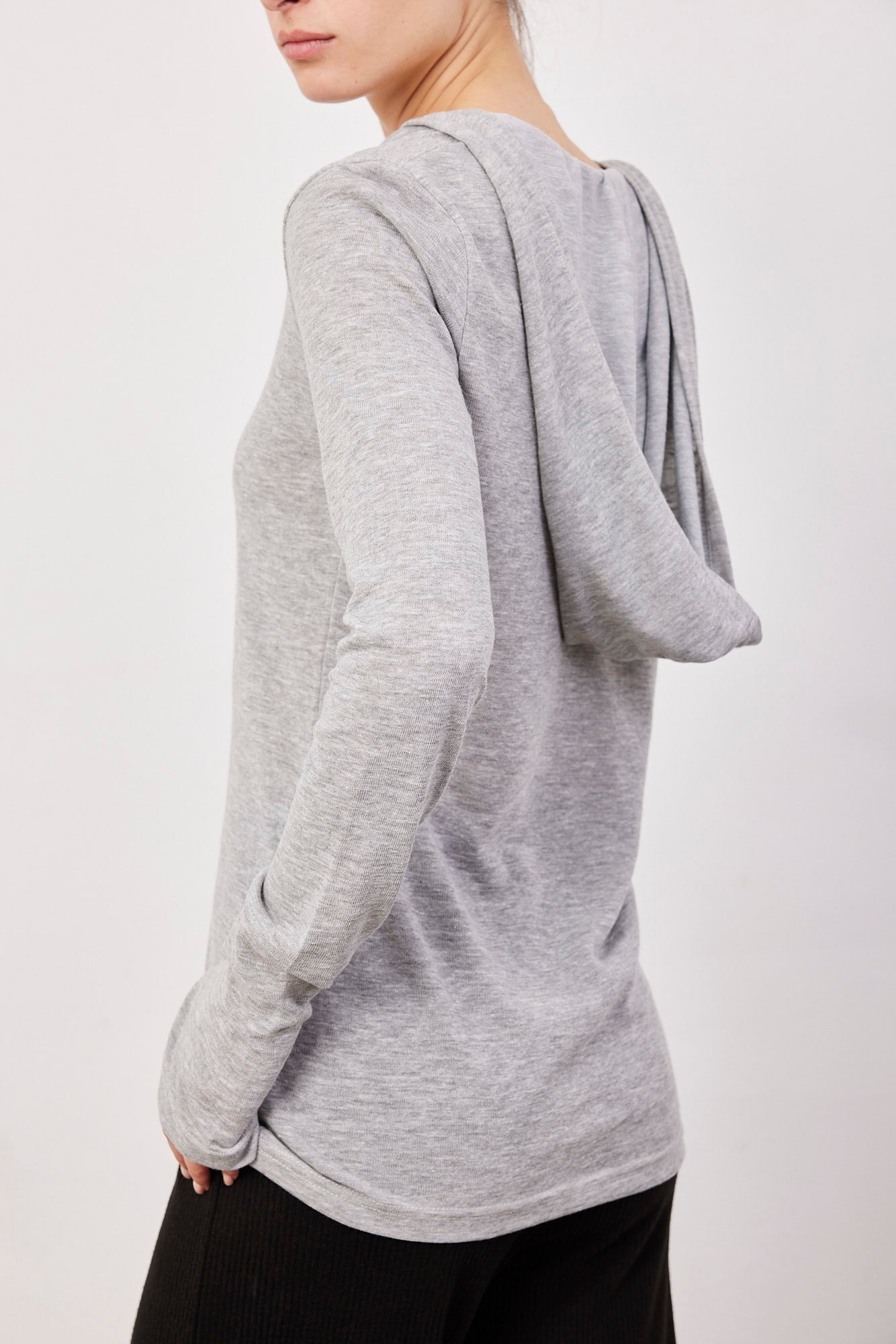 חולצת וי ארוכה עם קפוצ׳ון ושרוול כפפה - ITAY BRANDS