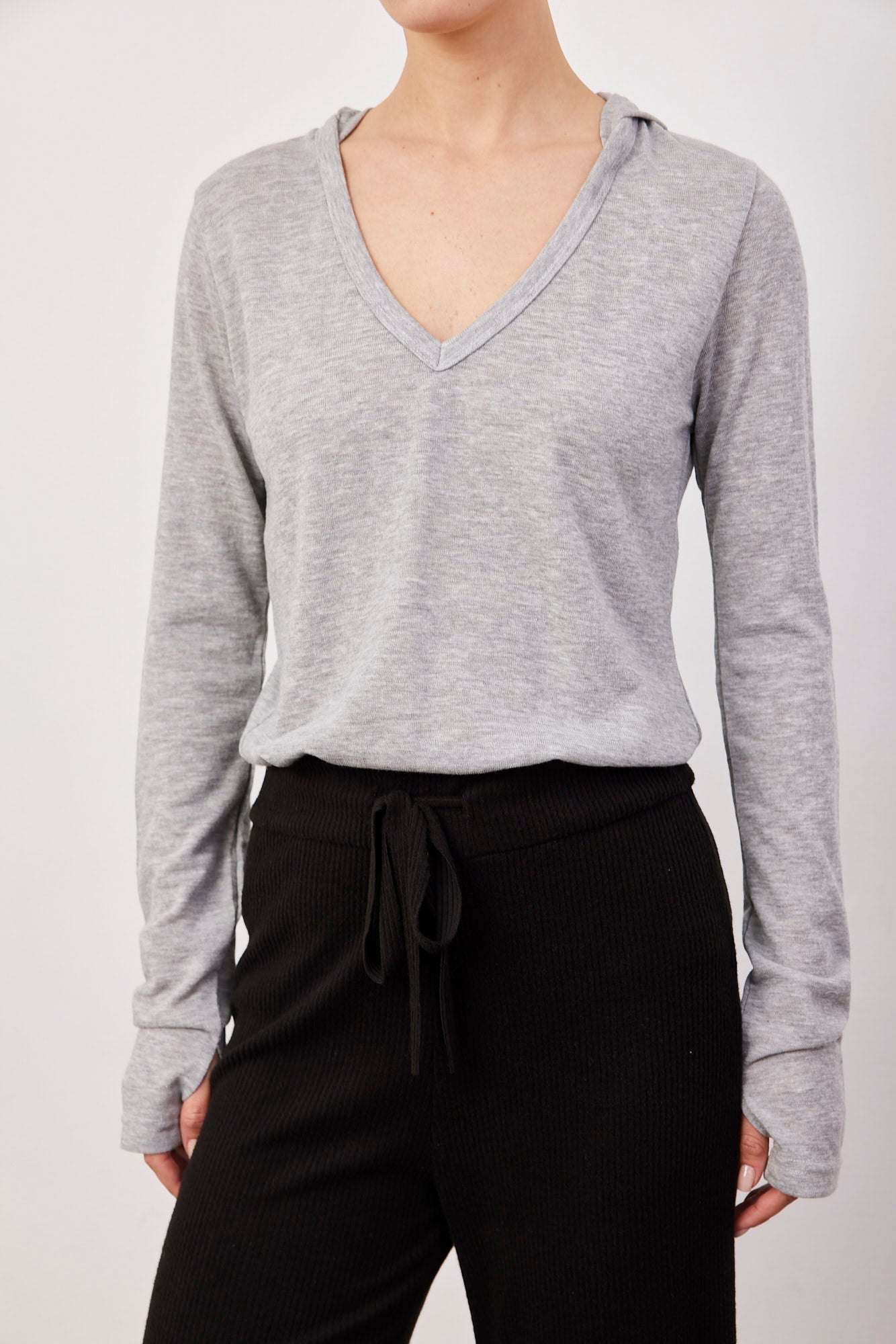 חולצת וי ארוכה עם קפוצ׳ון ושרוול כפפה - ITAY BRANDS