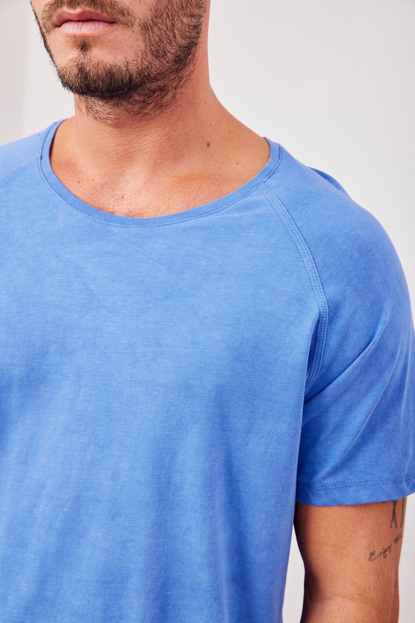 טישרט כותנה כחולה עם תיפור בולט - ITAY BRANDS