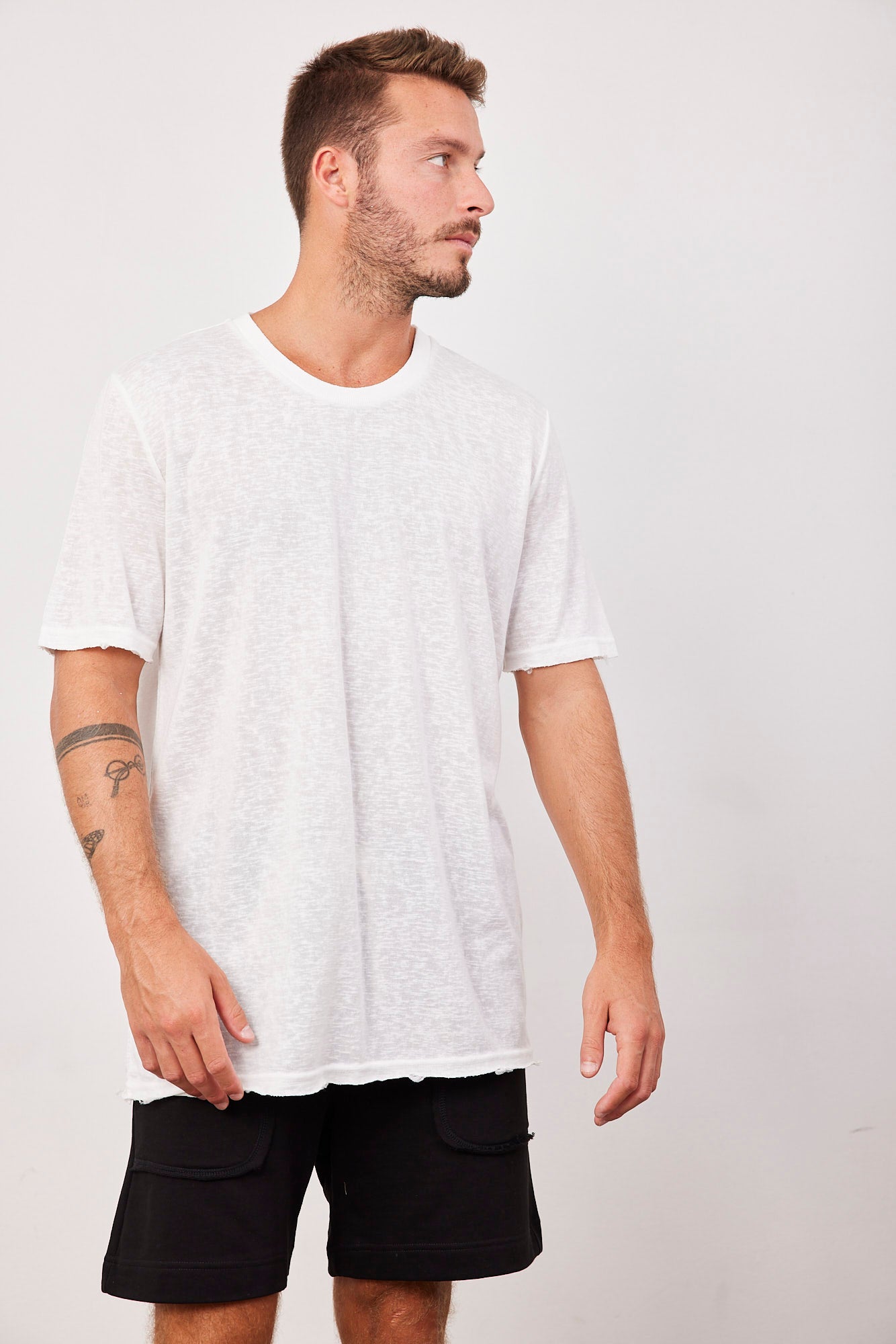 מכנסיים קצרים עם כיסים מובלטים - ITAY BRANDS