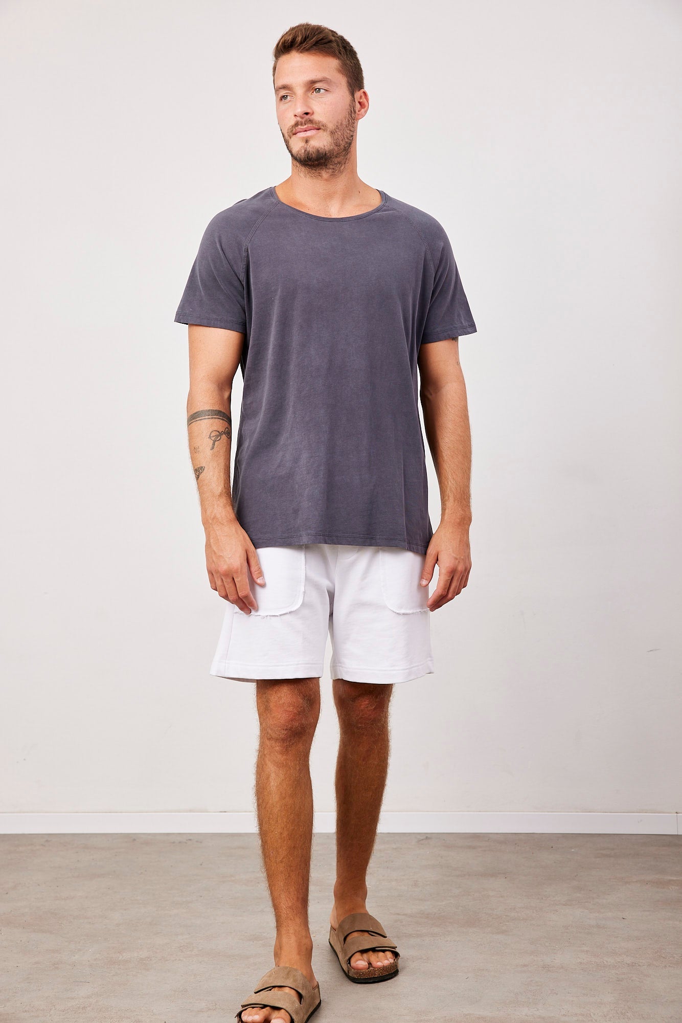 מכנסיים קצרים עם כיסים מובלטים - ITAY BRANDS