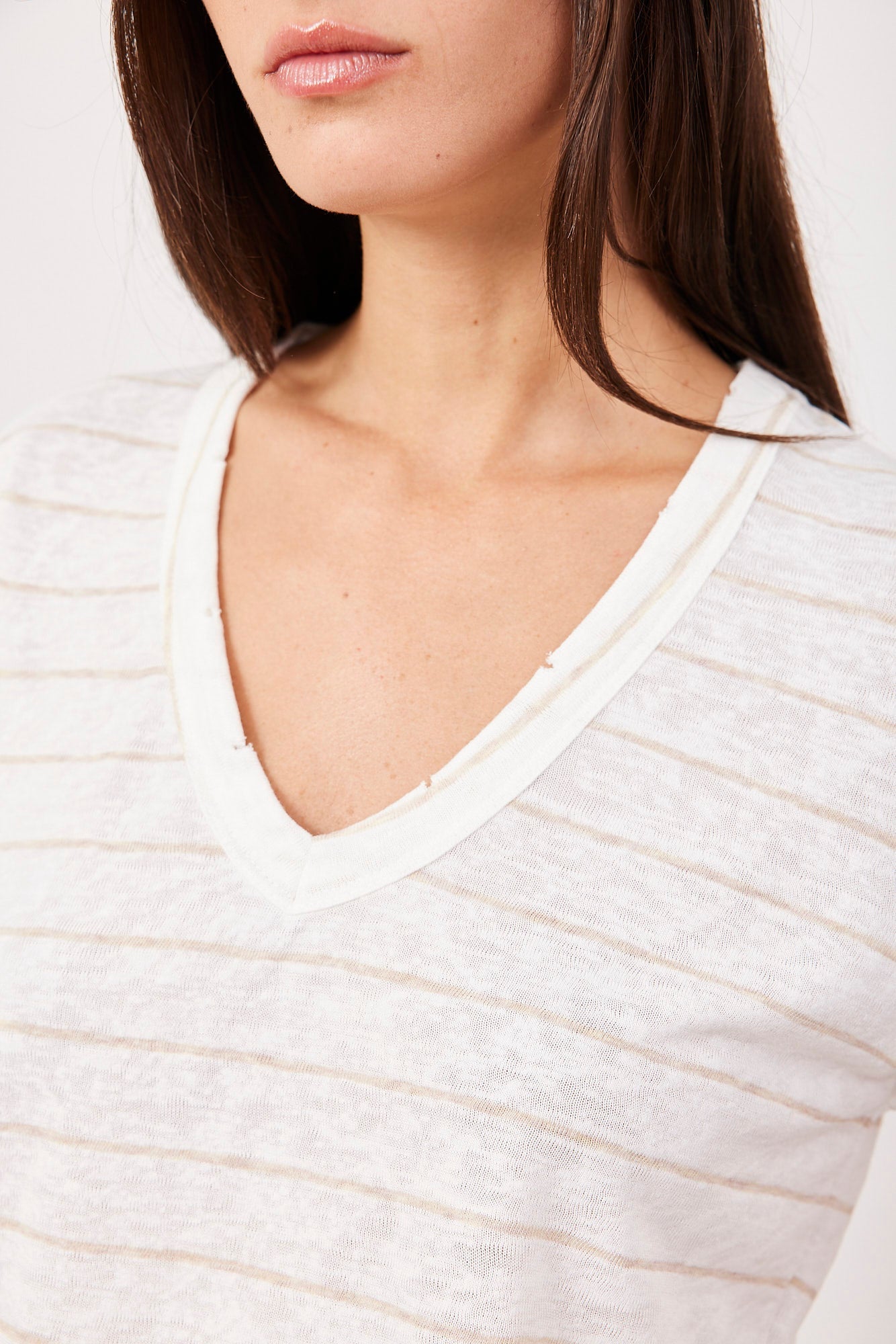 חולצת וי פסים בגימור קרעים - ITAY BRANDS