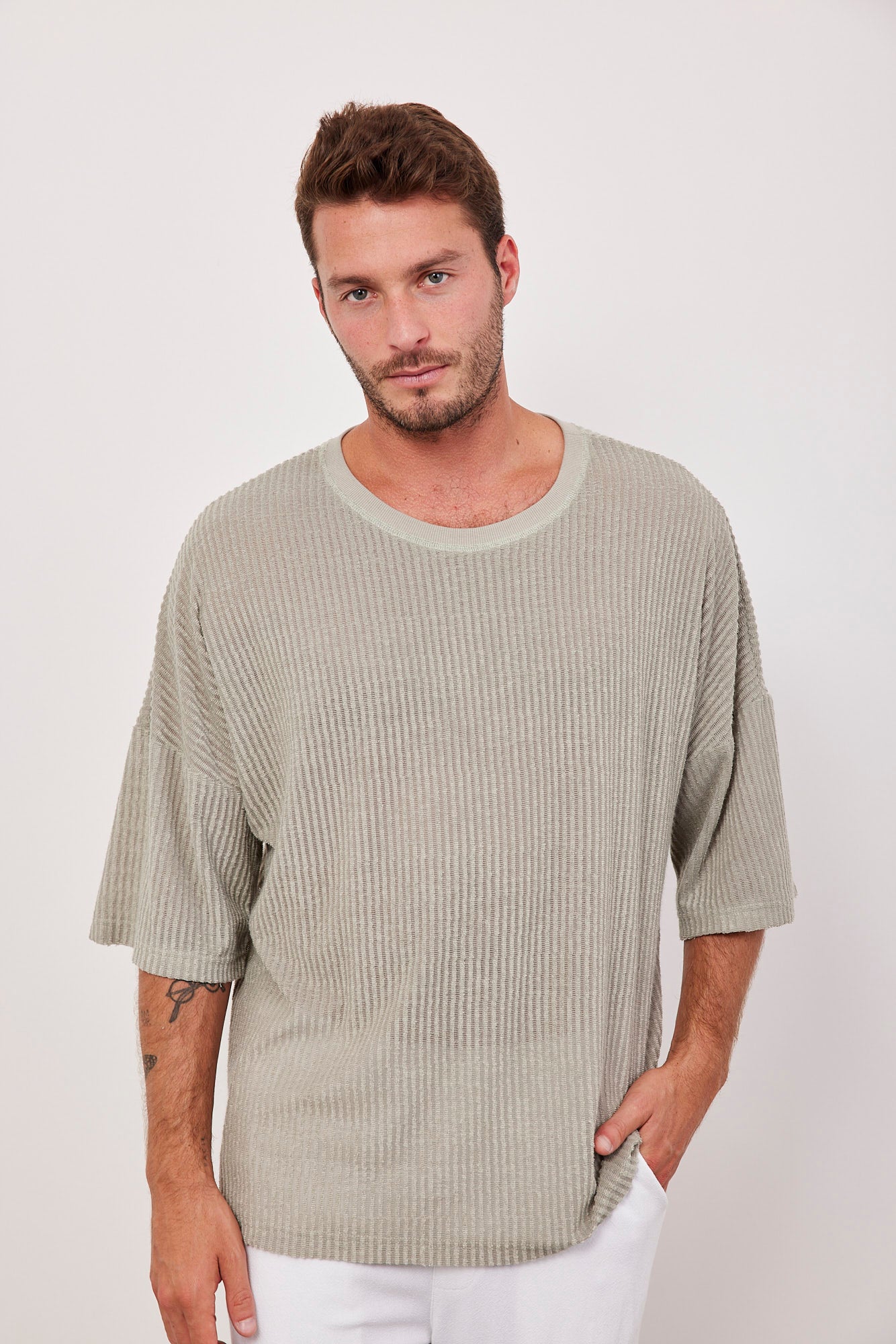 טישרט שקפקפה בטקסטורת פסים - ITAY BRANDS