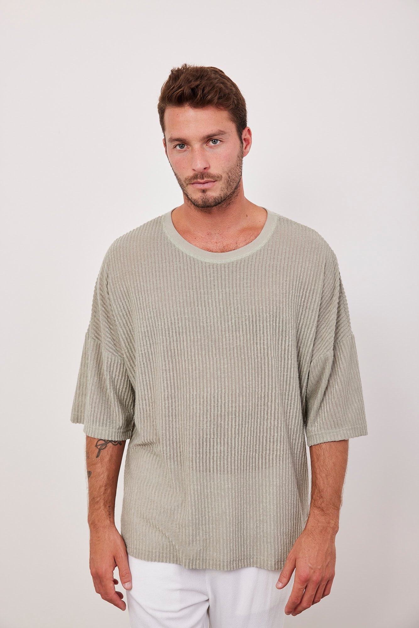 טישרט שקפקפה בטקסטורת פסים - ITAY BRANDS