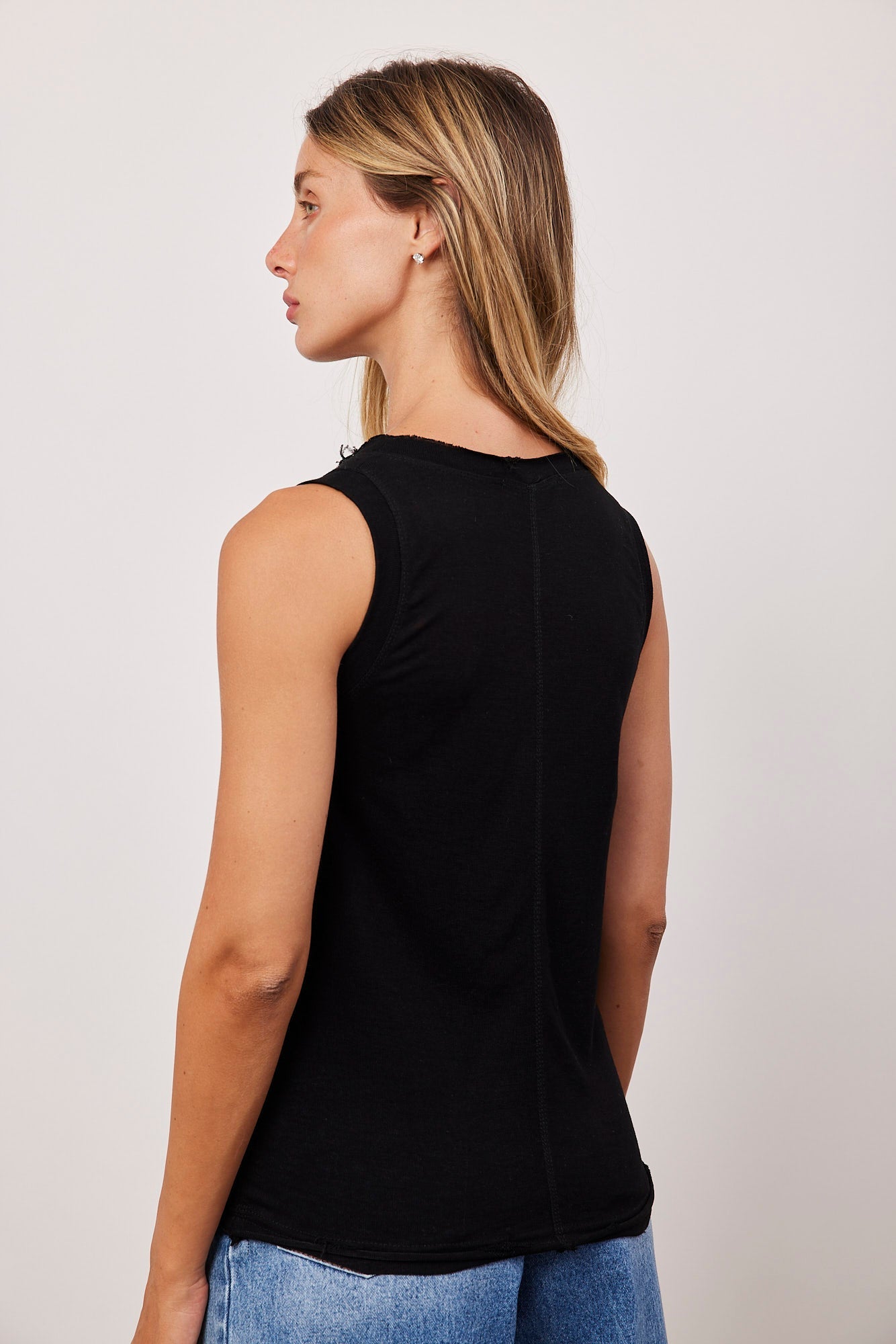 גופייה עם מחשוף בשילוב קרעים - ITAY BRANDS