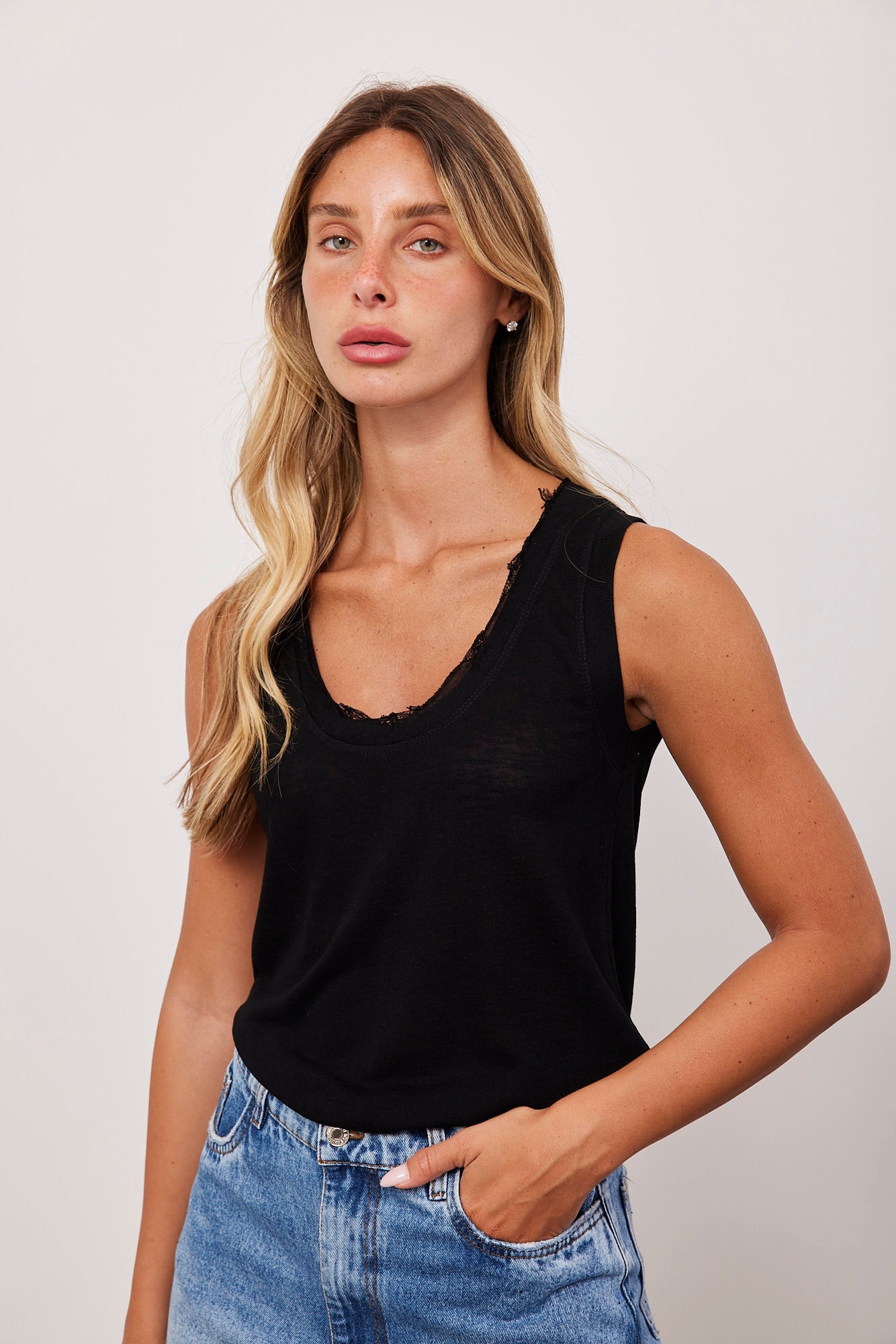 גופייה עם מחשוף בשילוב קרעים - ITAY BRANDS