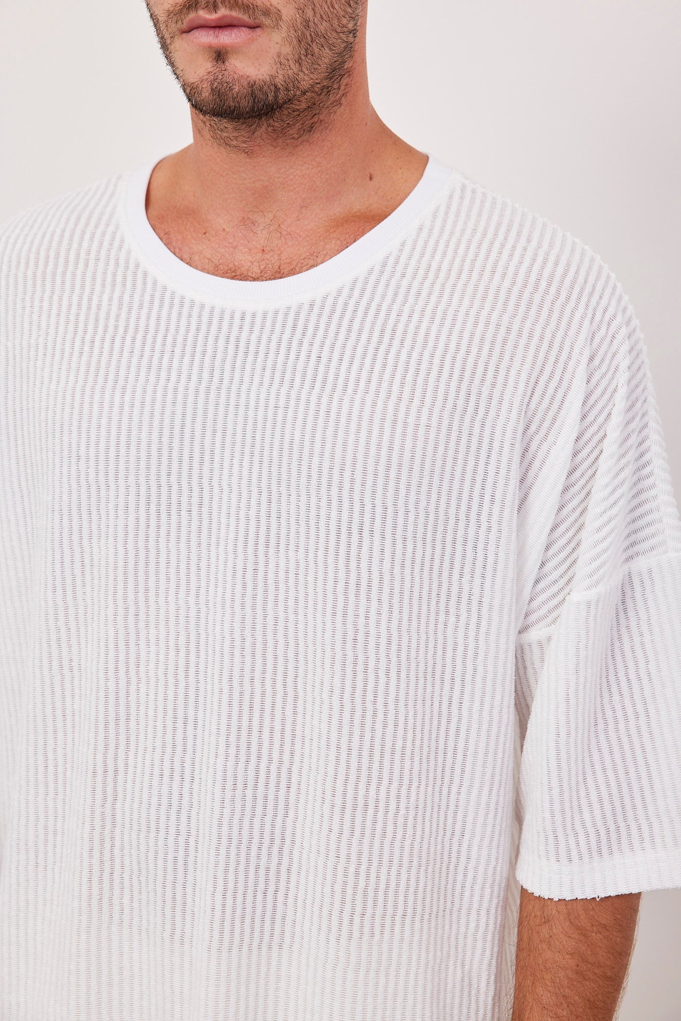 טישרט שקפקפה בטקסטורת פסים - ITAY BRANDS