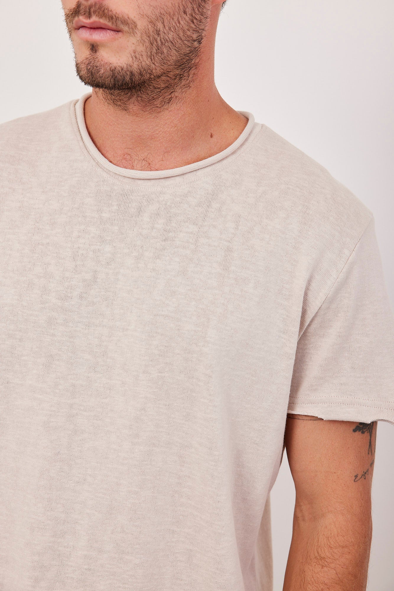 טישרט במראה פשתן בסיומת גזורה - ITAY BRANDS