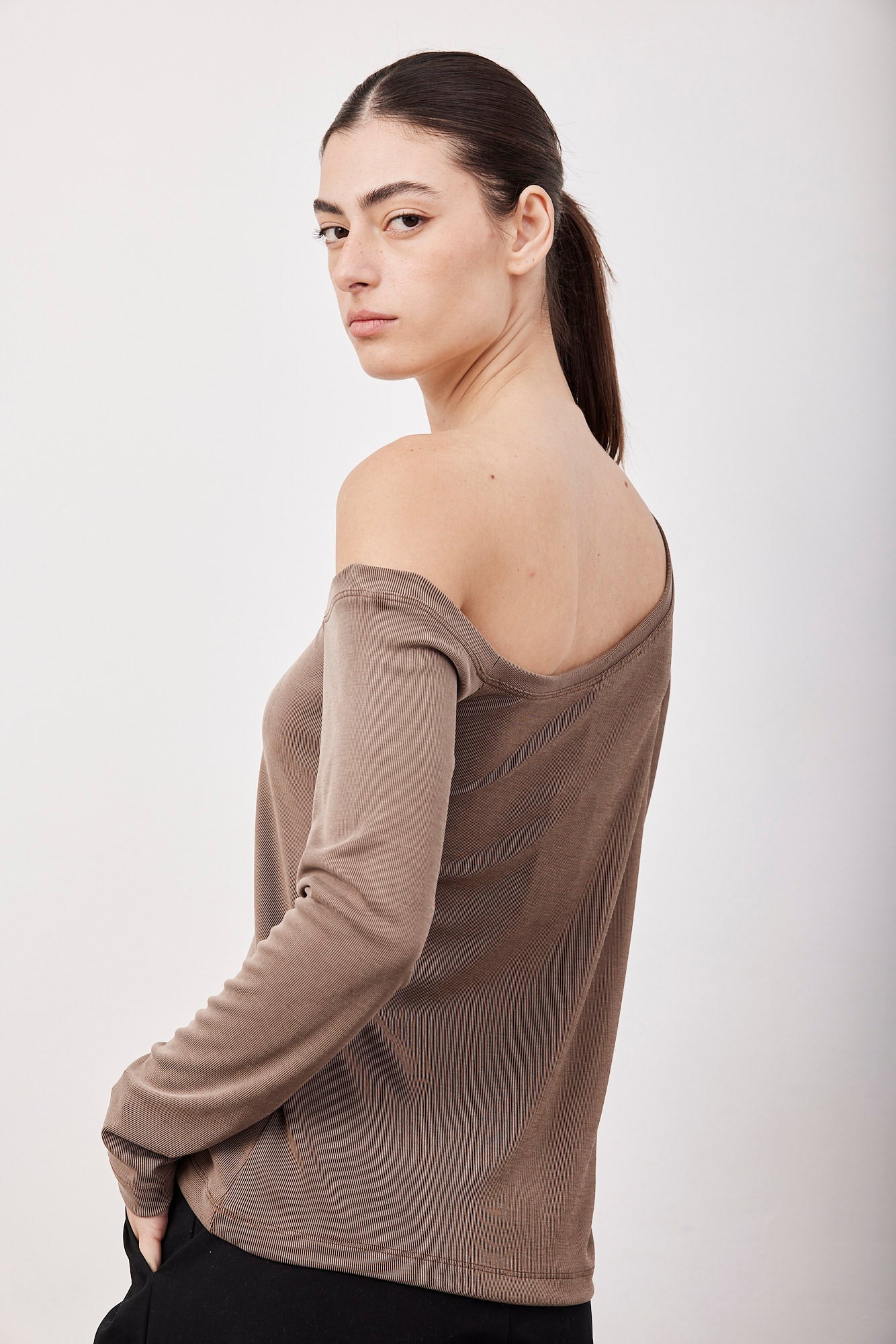 חולצה אסימטרית עם כתף חשופה - ITAY BRANDS