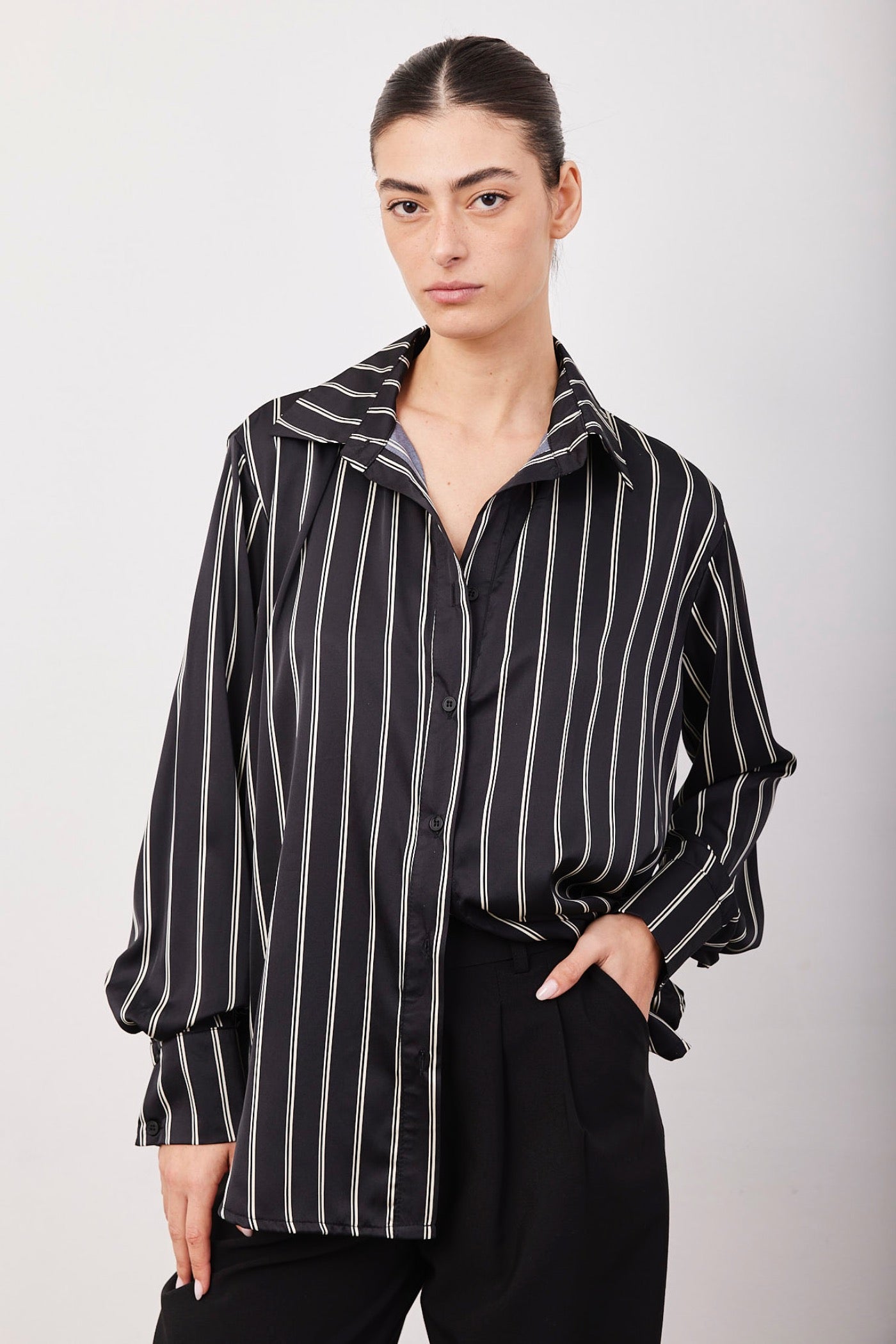 חולצה במראה סאטן מכופתרת בהדפס פסים - ITAY BRANDS