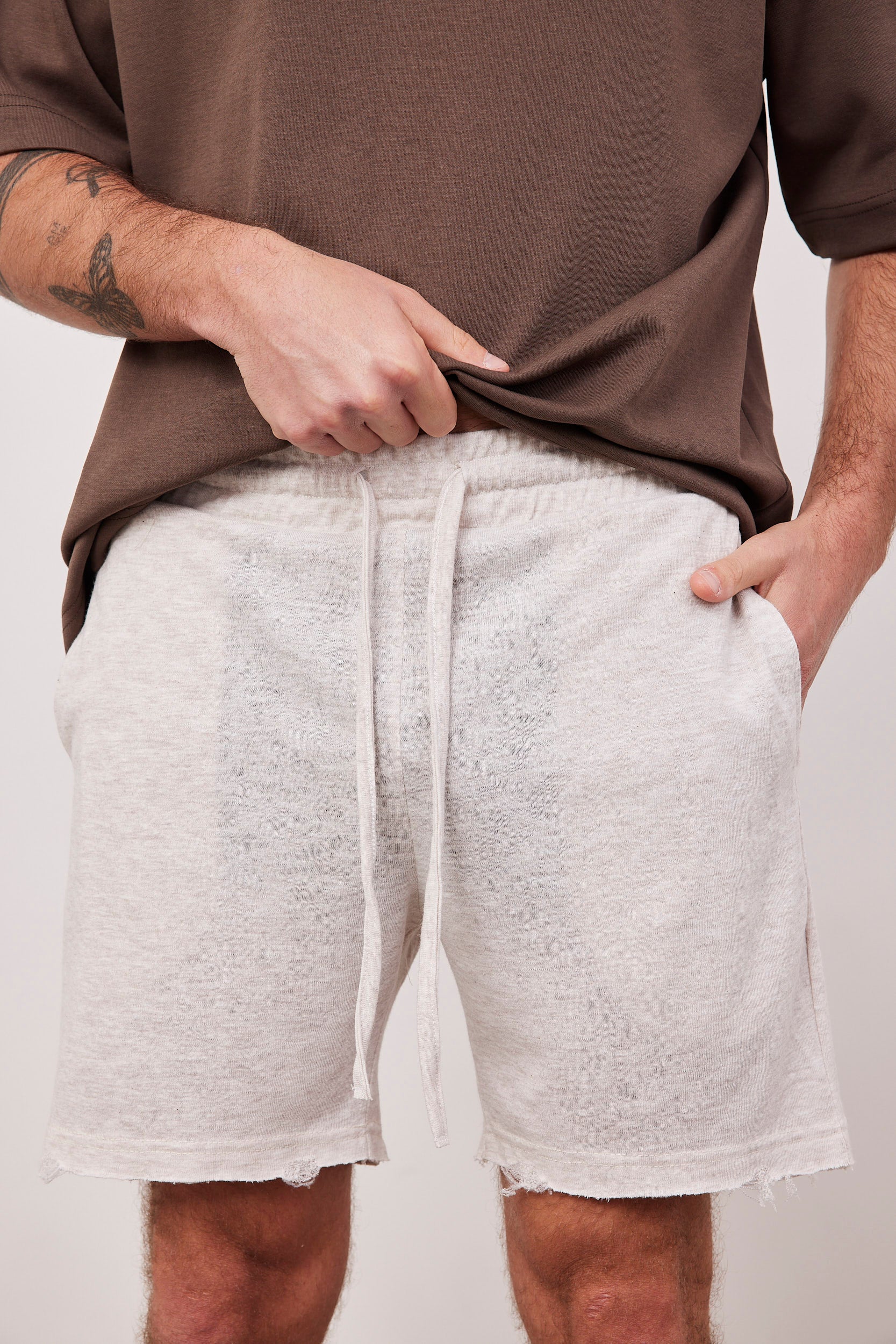 מכנסי ברמודה בשילוב קרעים