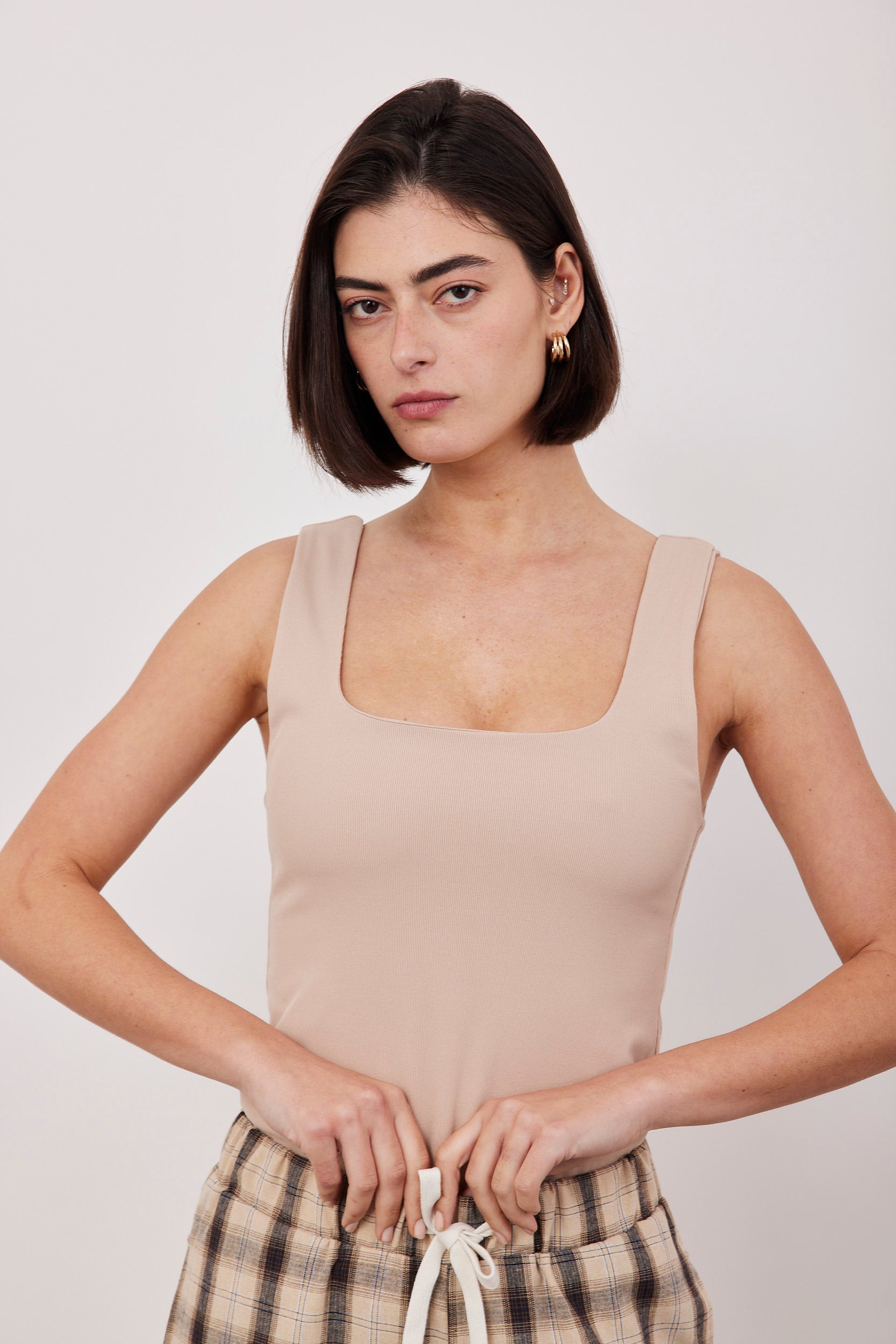 גופיה מחשוף מרובע מבד מחטב