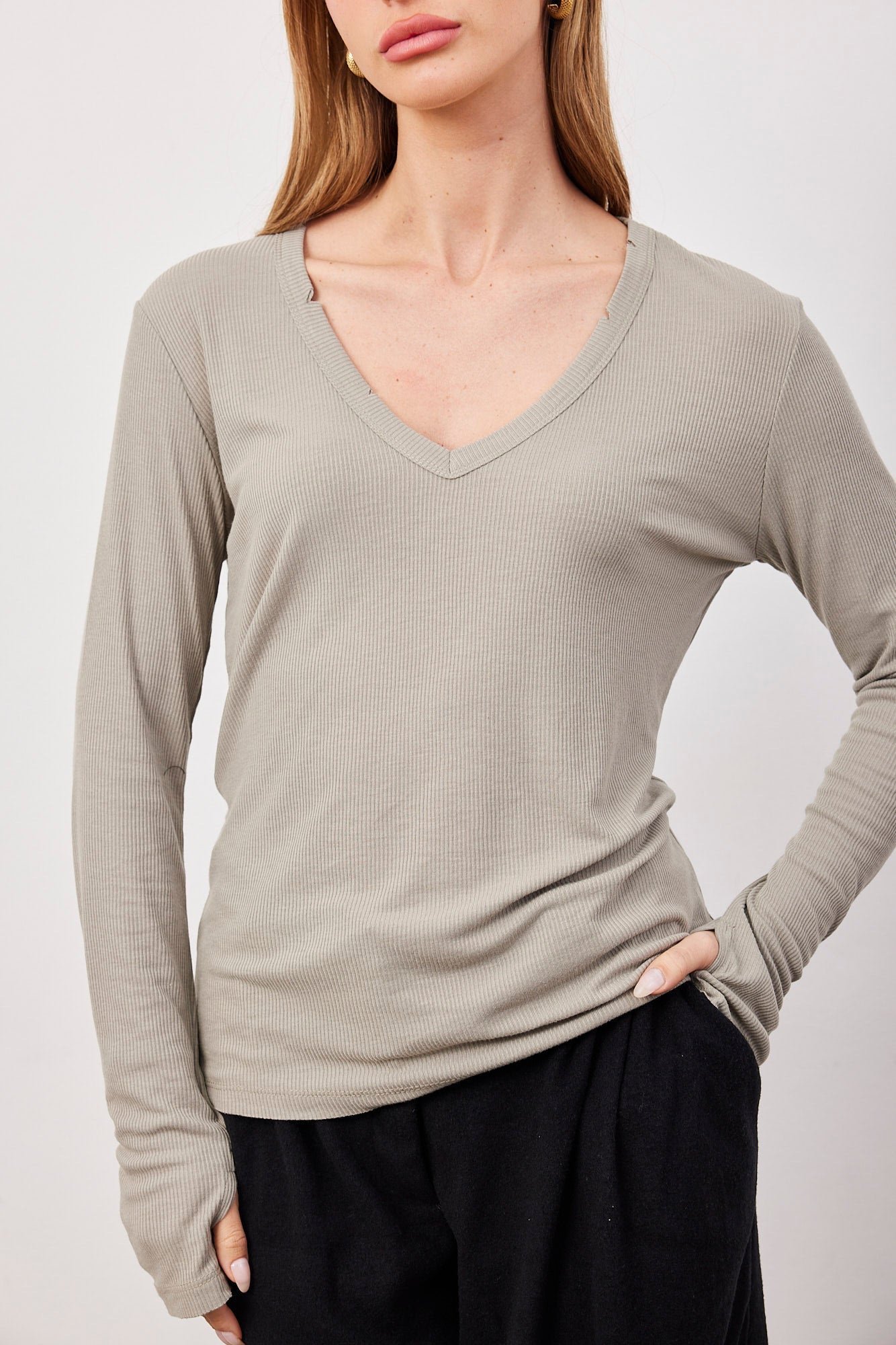 חולצת וי בד רך בסיומת פרומה - ITAY BRANDS