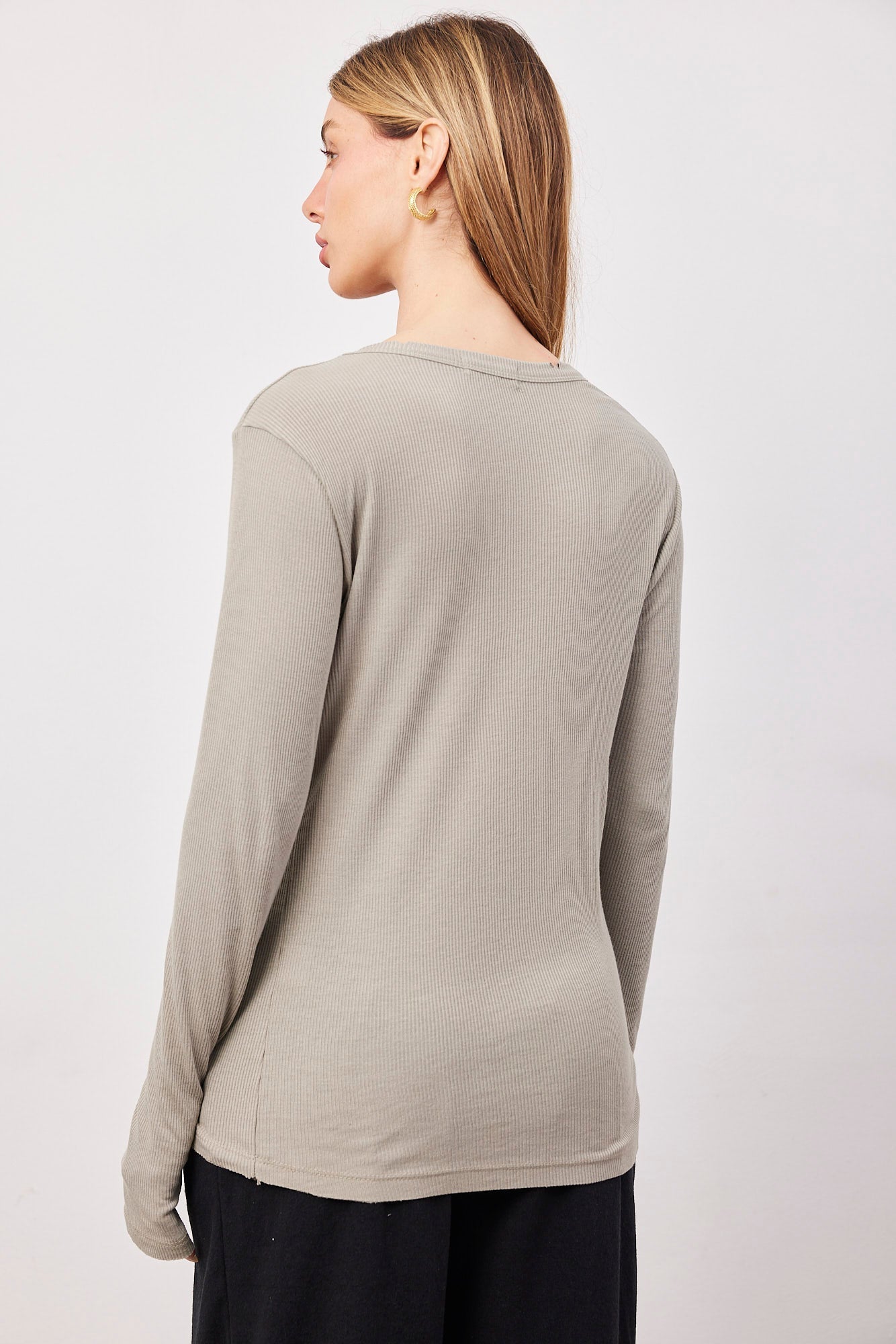 חולצת וי בד רך בסיומת פרומה - ITAY BRANDS