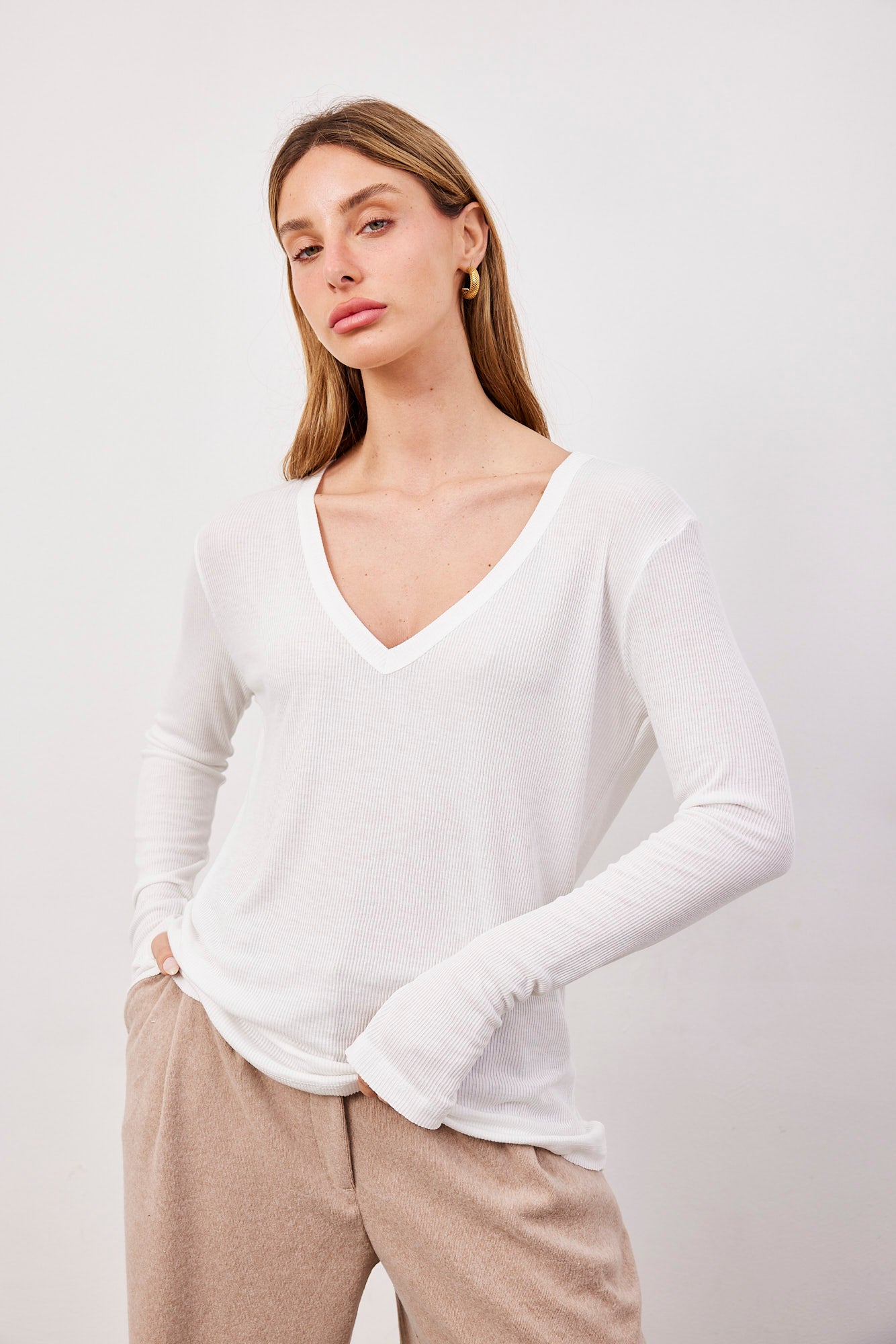 חולצת וי בד רך בסיומת פרומה - ITAY BRANDS