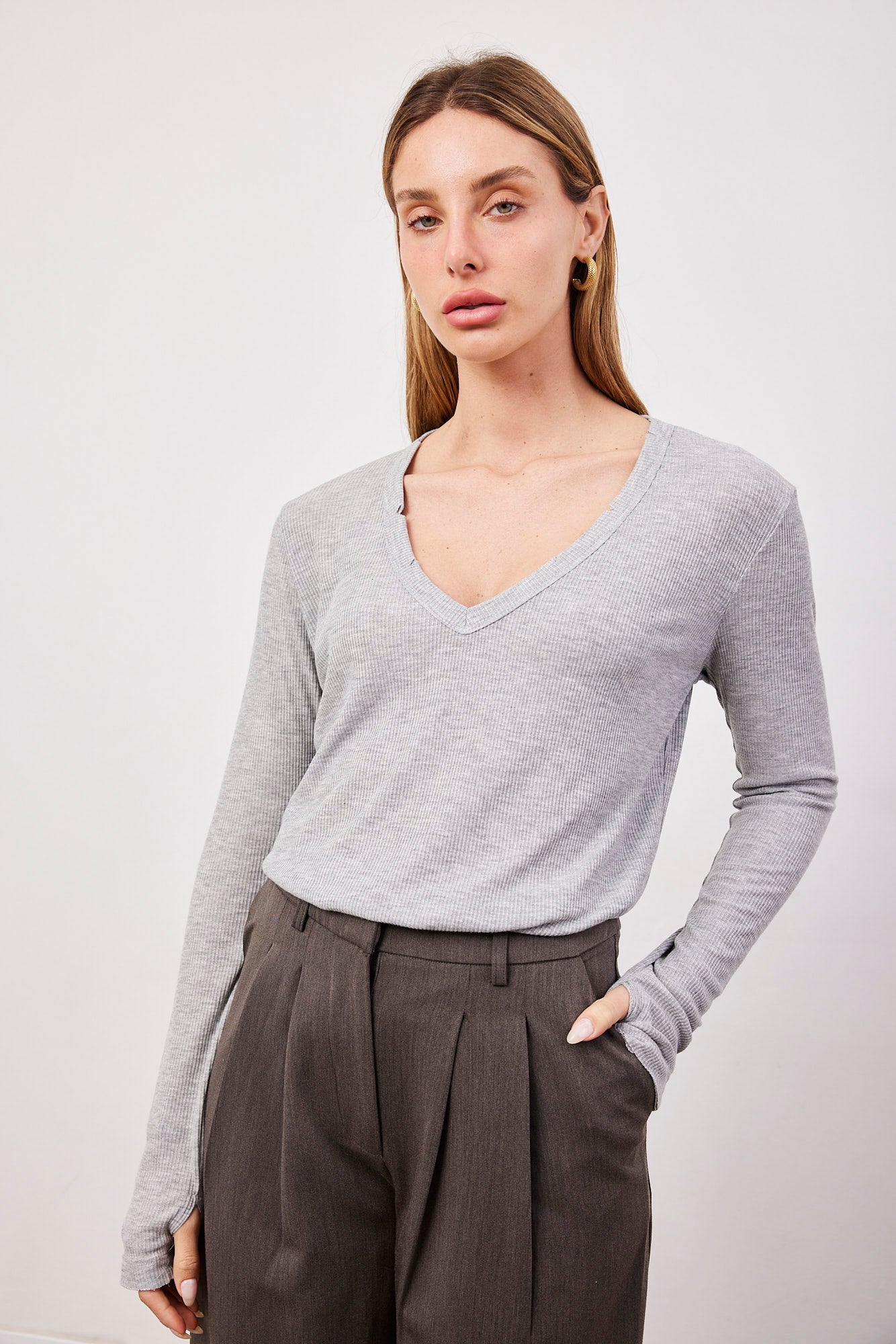 חולצת וי בד רך בסיומת פרומה - ITAY BRANDS