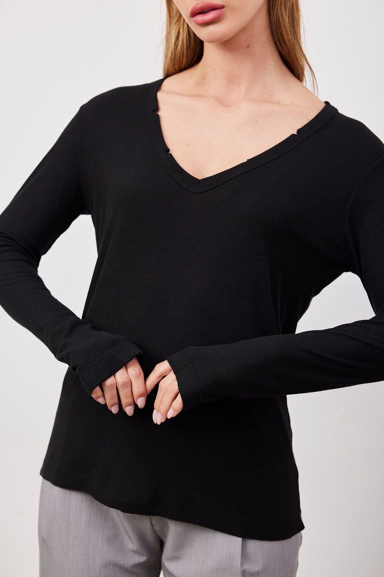 חולצת וי בד רך בסיומת פרומה - ITAY BRANDS