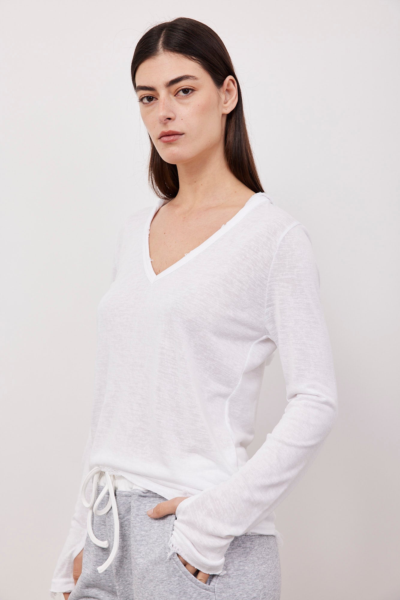 חולצת וי קרעים בשילוב קפוצ'ון - ITAY BRANDS