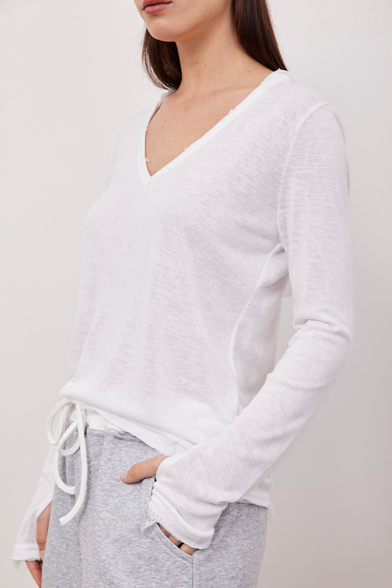 חולצת וי קרעים בשילוב קפוצ'ון - ITAY BRANDS