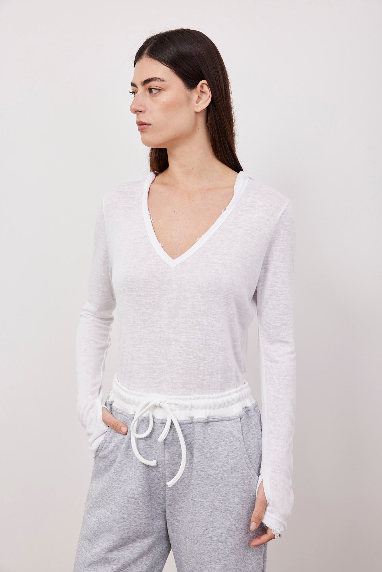 חולצת וי קרעים בשילוב קפוצ'ון - ITAY BRANDS