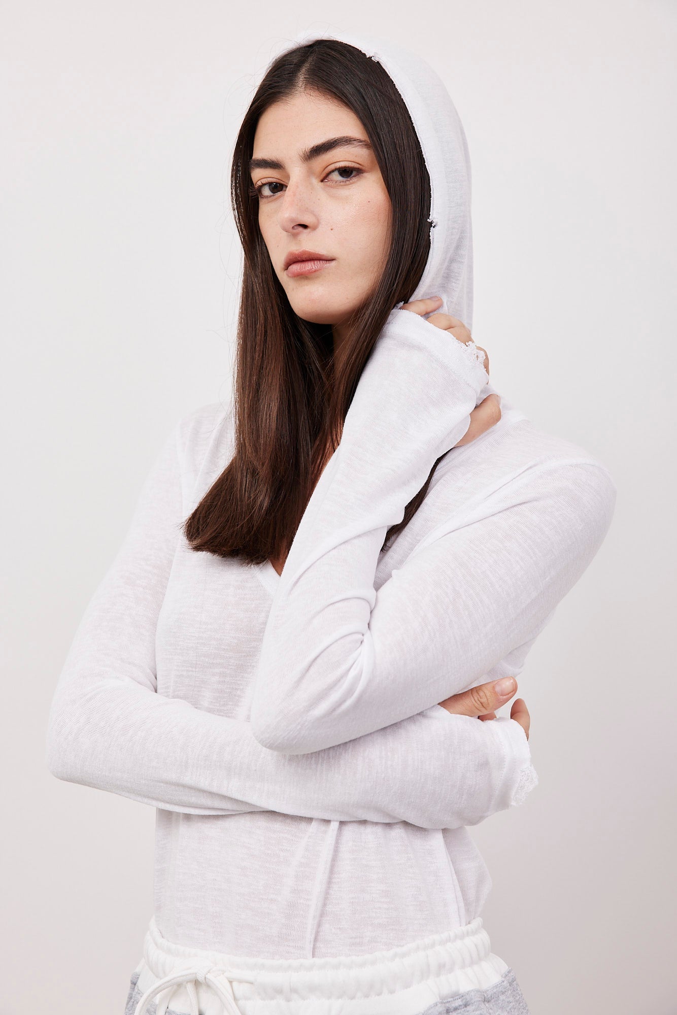 חולצת וי קרעים בשילוב קפוצ'ון - ITAY BRANDS