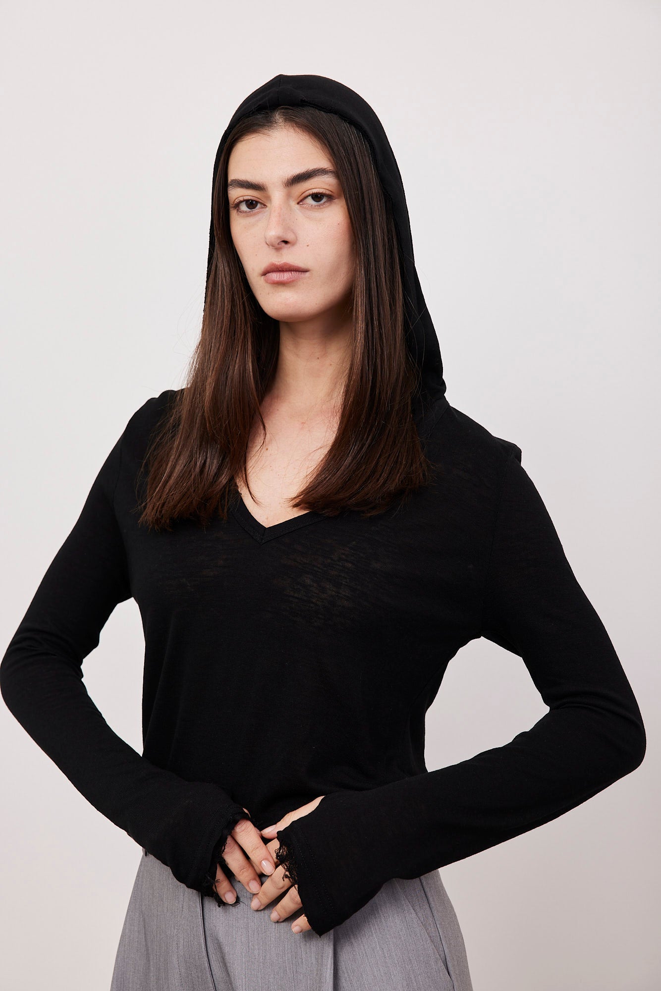 חולצת וי קרעים בשילוב קפוצ'ון - ITAY BRANDS