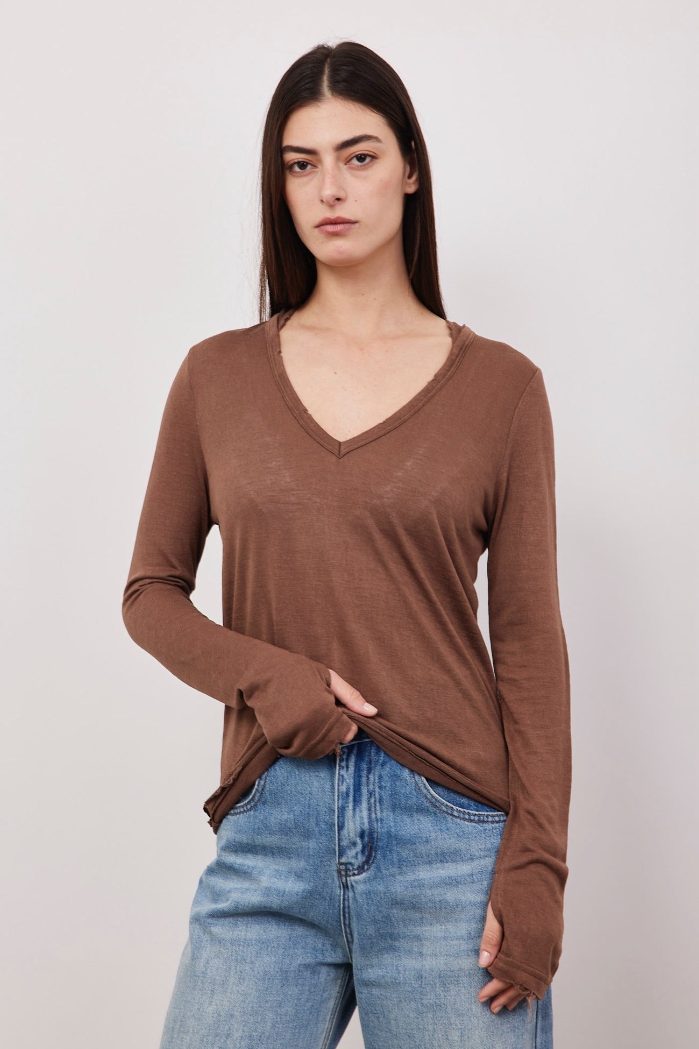 חולצת וי קרעים בשילוב קפוצ'ון - ITAY BRANDS