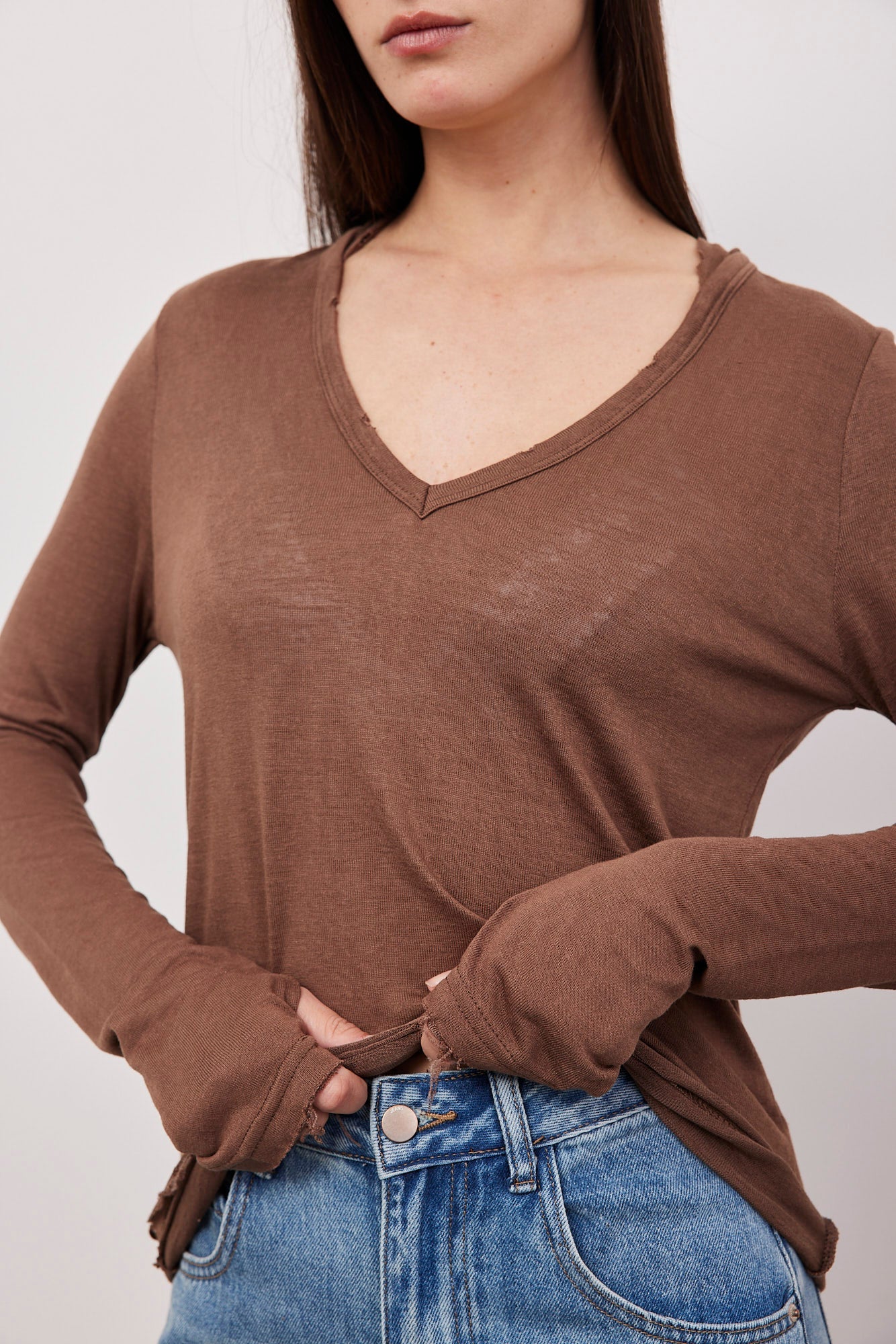 חולצת וי קרעים בשילוב קפוצ'ון - ITAY BRANDS