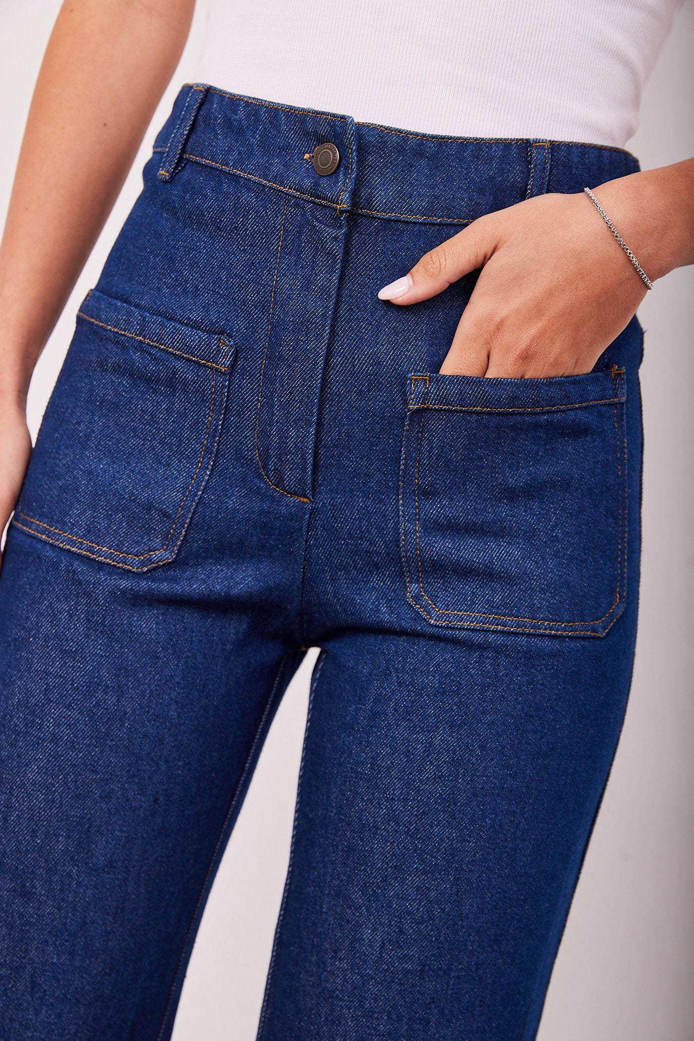 ג'ינס מתרחב בשילוב כיסים