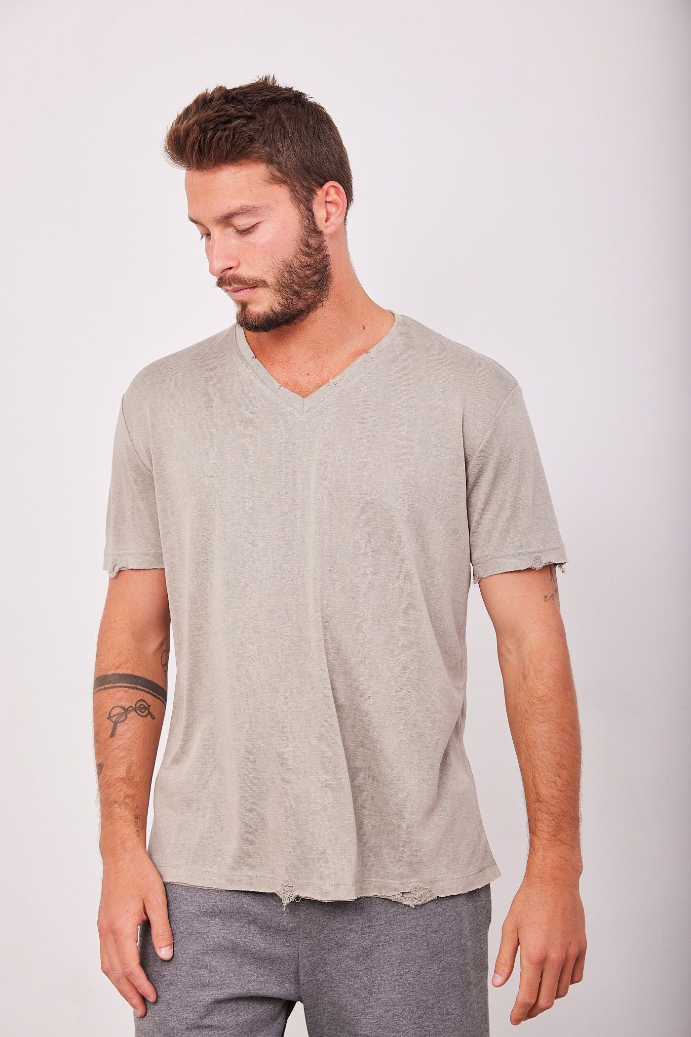 טי-שרט וי קרעים במראה פשתן - ITAY BRANDS