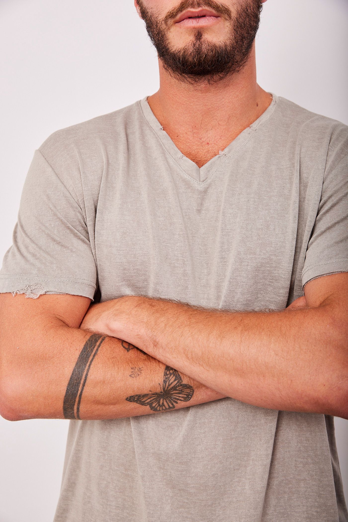 טי-שרט וי קרעים במראה פשתן - ITAY BRANDS