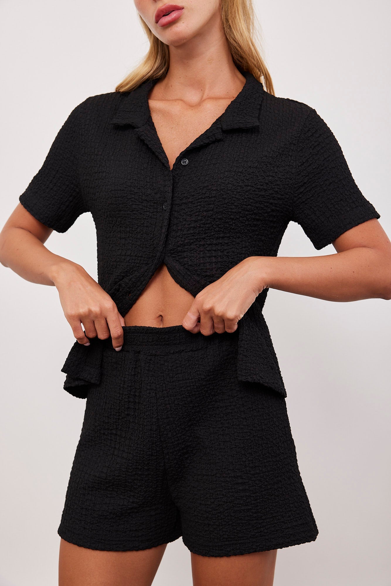 חליפה קצרה מכופתרת בטקסטורה - ITAY BRANDS