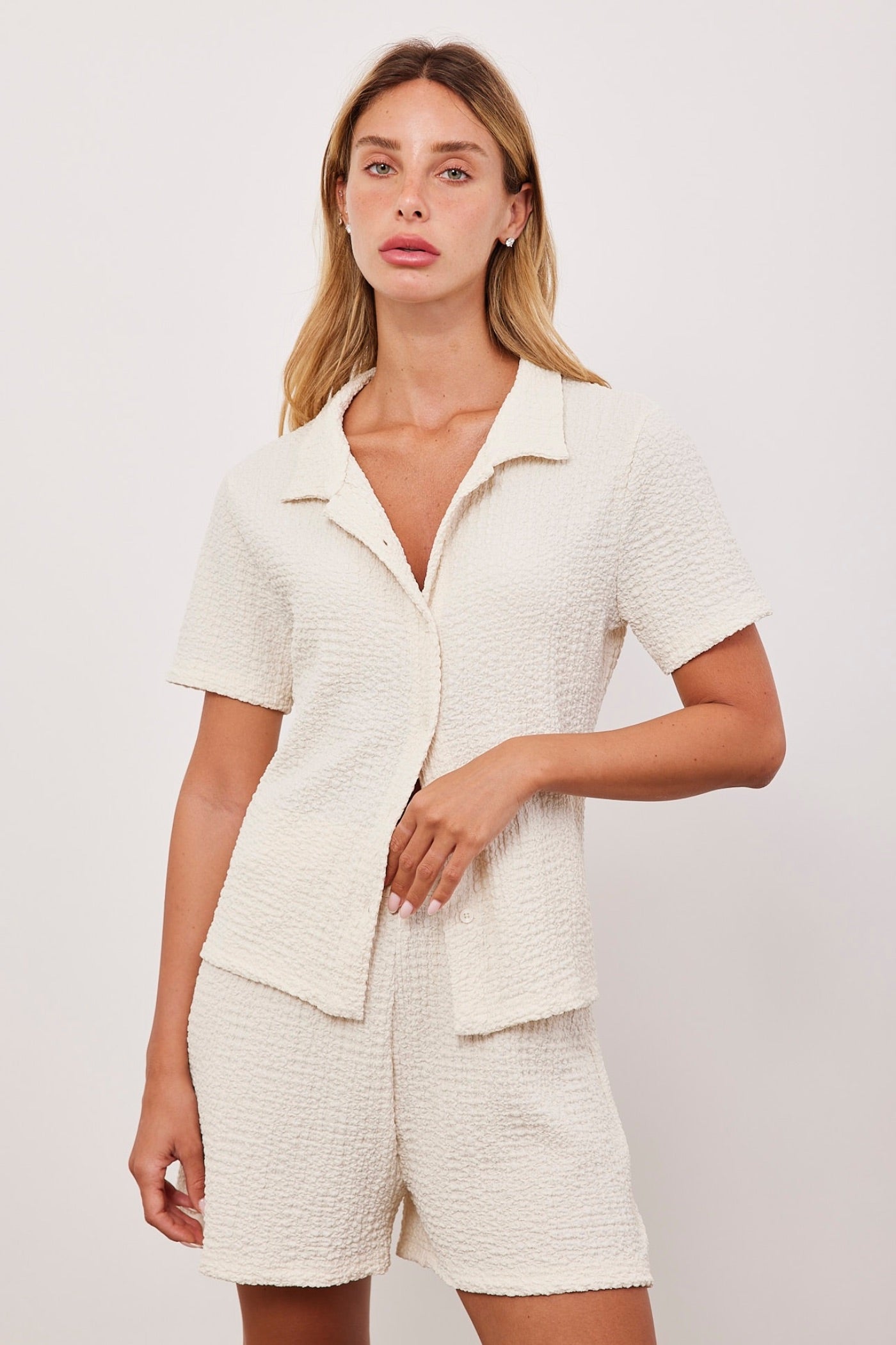חליפה קצרה מכופתרת בטקסטורה - ITAY BRANDS